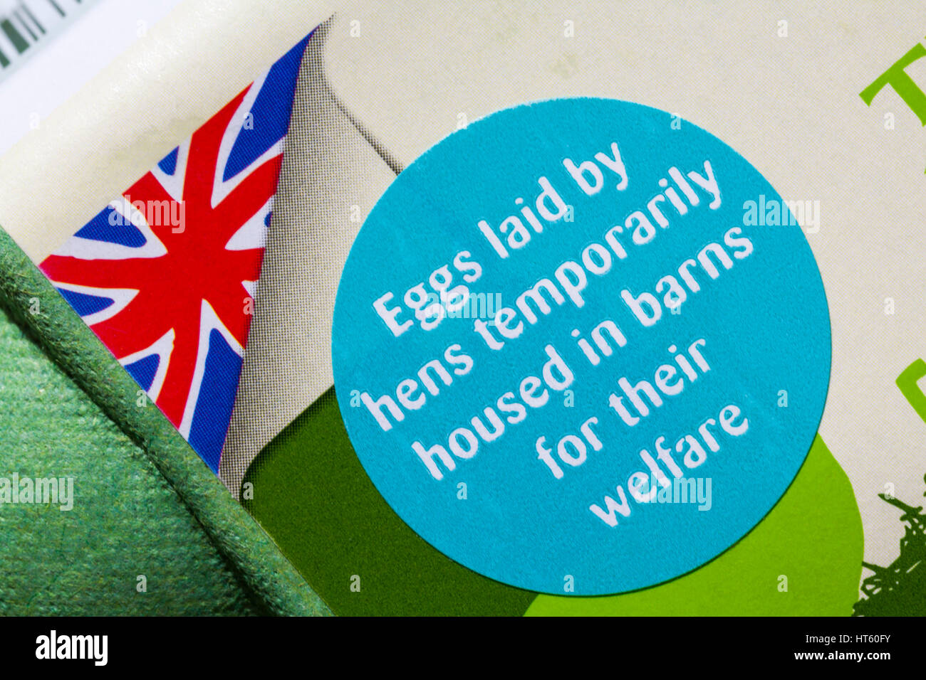 Eiablage von Hühnern vorübergehend untergebracht in Scheunen für ihre Wohlfahrt Aufkleber auf Eierkarton von Tesco 6 britische Freilandhaltung Eiern medium Stockfoto