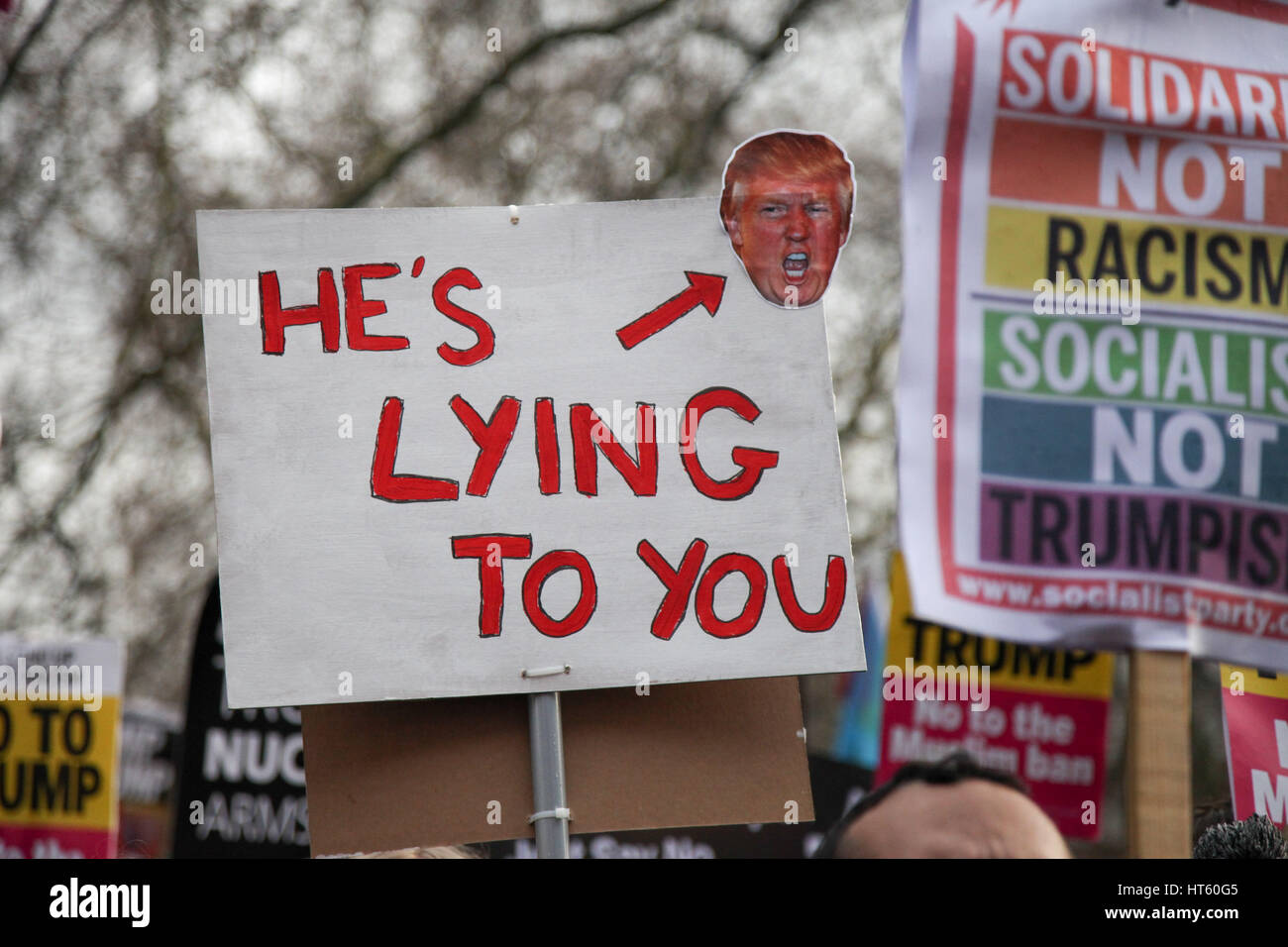 Demonstranten marschieren von US-Botschaft Londons Downing Street nach Präsident Donald Trump ein Verbot von Menschen aus sieben überwiegend muslimischen Länder, die uns mit: Atmosphäre wo: London, Vereinigtes Königreich bei: 4. Februar 2017 Stockfoto