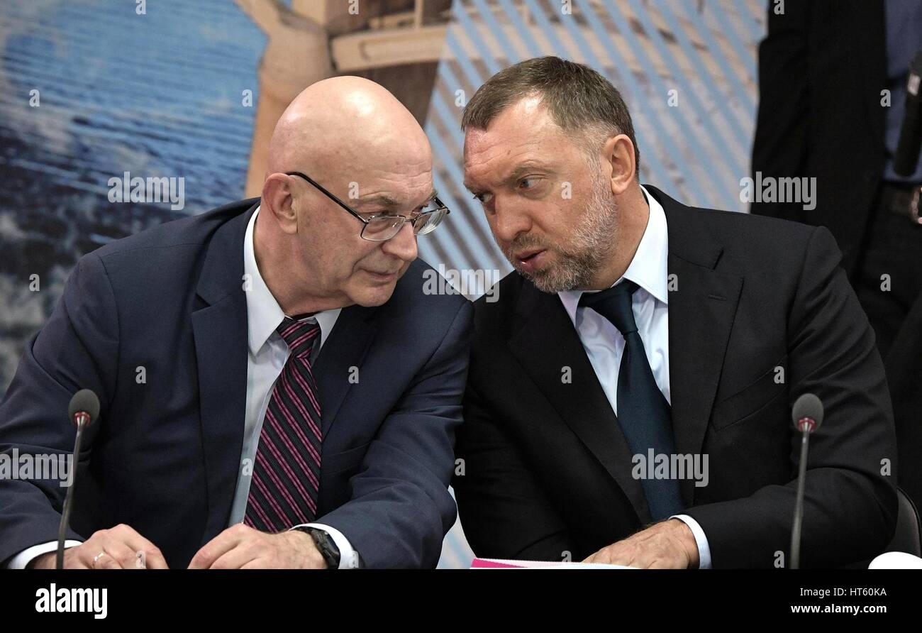 Rektor der sibirische Föderale Universität Jewgeni Waganow links und Vorsitzender der Basis Element Gruppe Supervisory Board Oleg Deripaska vor Beginn einer Besprechung über die Vorbereitungen für den 29. Winter Universiade Krasnojarsk 1. März 2017 in Krasnojarsk, Russland. Stockfoto