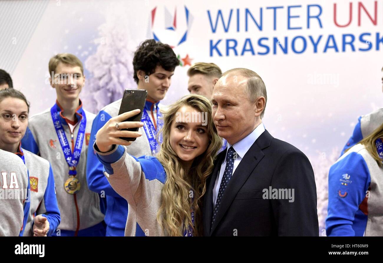 Der russische Präsident Vladimir Putin nimmt ein Selbstporträt mit Nachwuchsathleten, die Medaillen in der letzten Winter-Universiade während eines Besuchs in der Akademie Biathlonis 1. März 2017 in Krasnojarsk, Russland gewonnen. Stockfoto