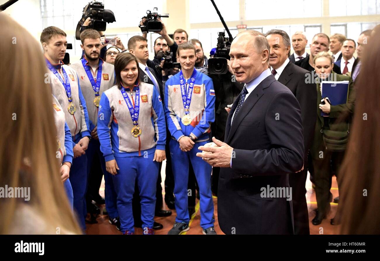 Der russische Präsident Vladimir Putin plaudert mit Athleten, die in der letzten Winter-Universiade während eines Besuchs in der Akademie Biathlonis 1. März 2017 in Krasnojarsk, Russland Medaillen. Stockfoto