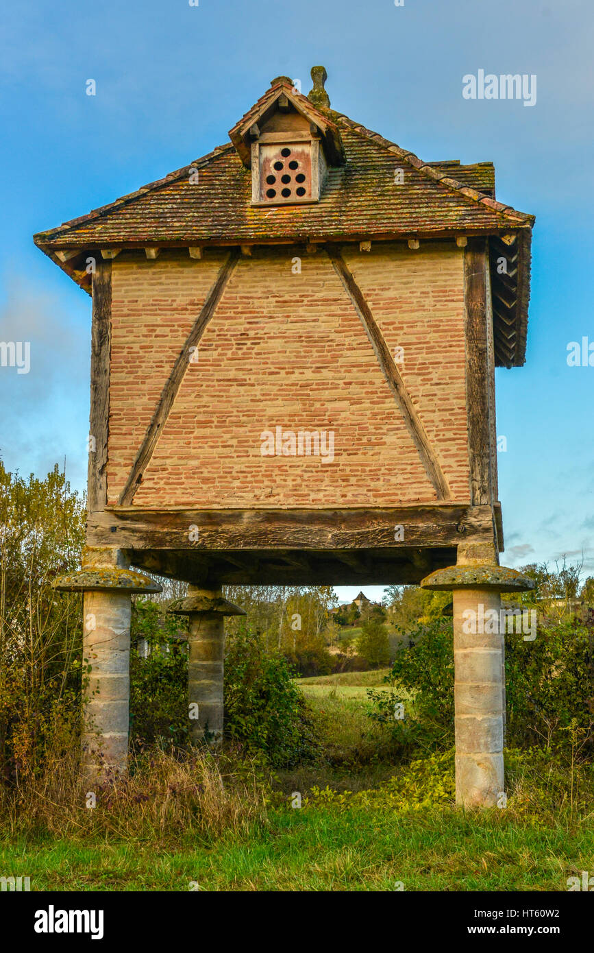 Französische Taubenhaus oder Taubenschlag bei Le Verdier, Occitanie, Frankreich Stockfoto