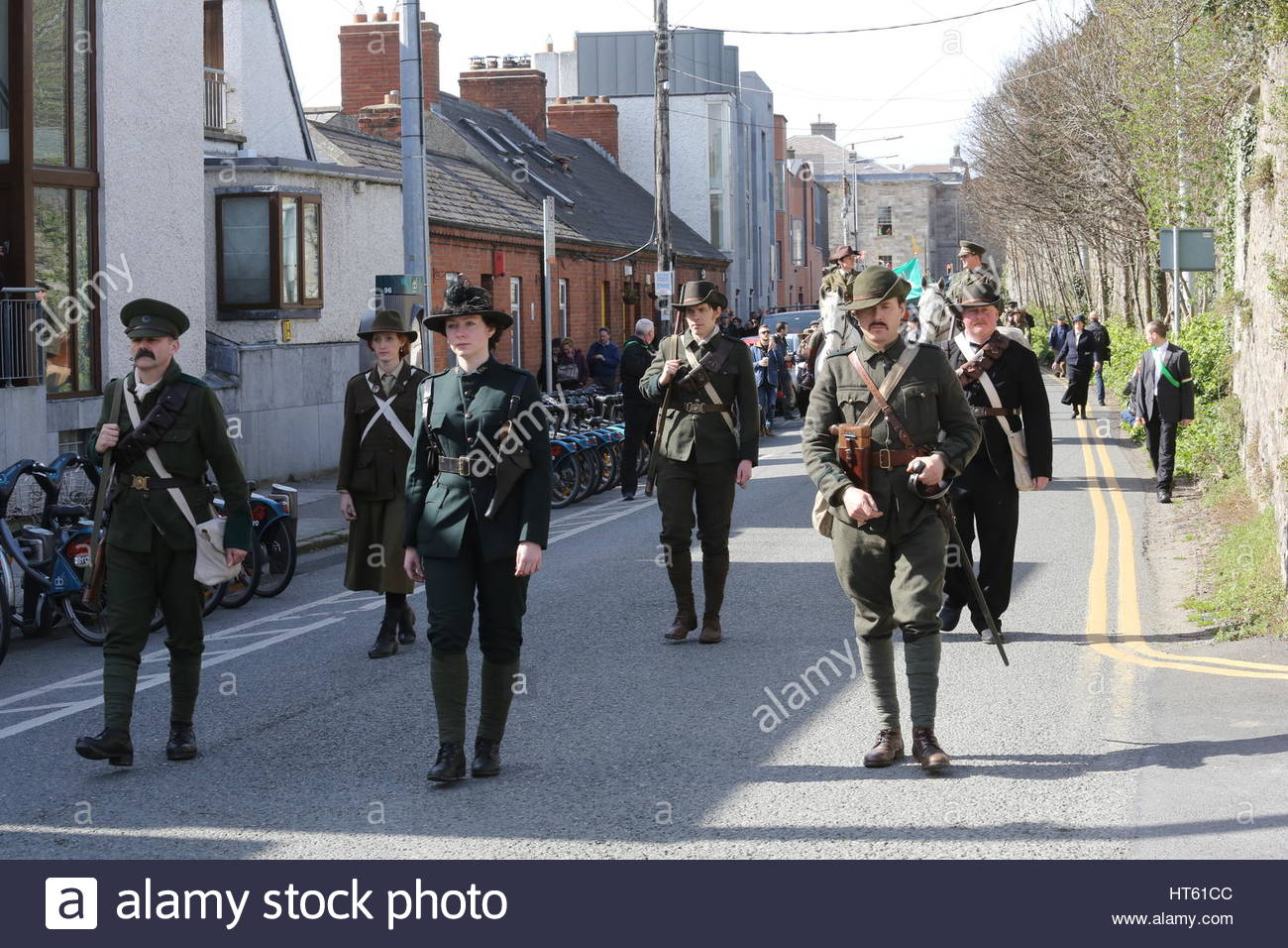Teilnehmer in verspotten Kostüme Marsch in Richtung Arbour Hill von Kilmainham während der Jubiläumsfeier des am Osteraufstand 1916 Stockfoto