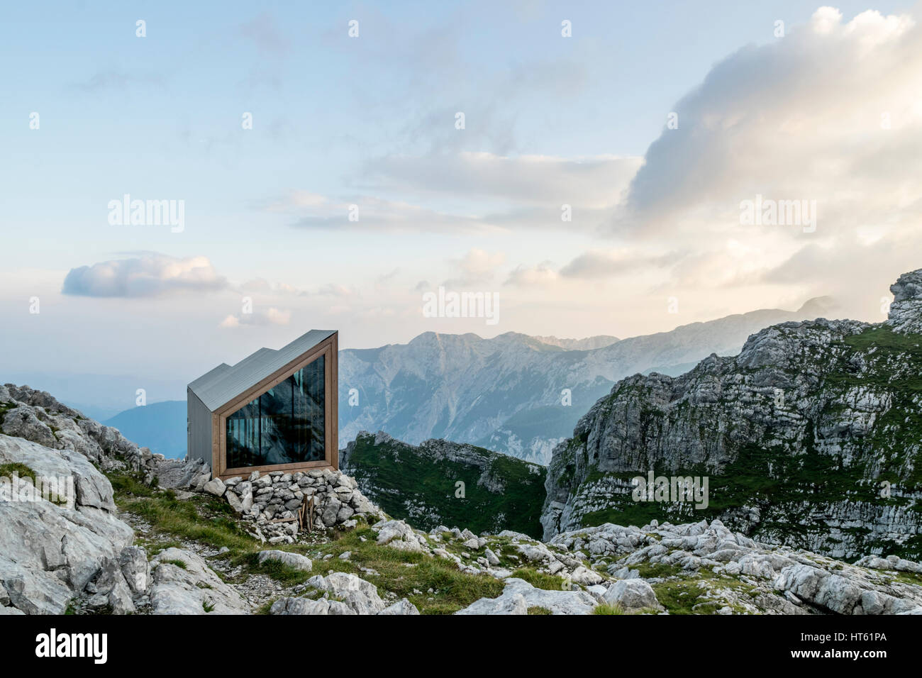 Biwakieren Sie unter dem Berg Skuta in den Alpen, Slowenien Stockfoto