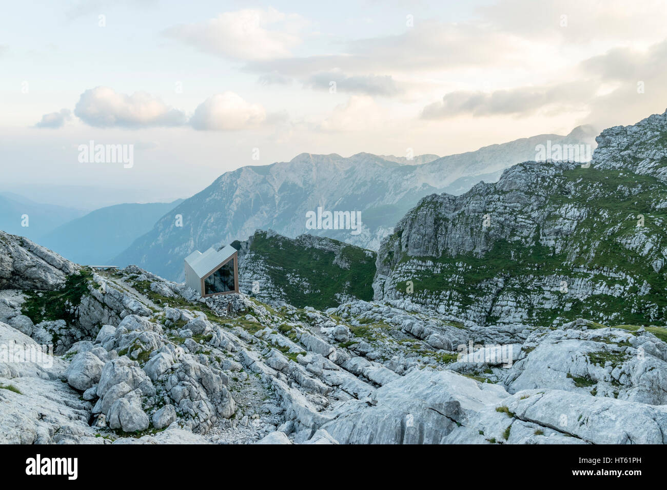 Biwakieren Sie unter dem Berg Skuta in den Alpen, Slowenien Stockfoto