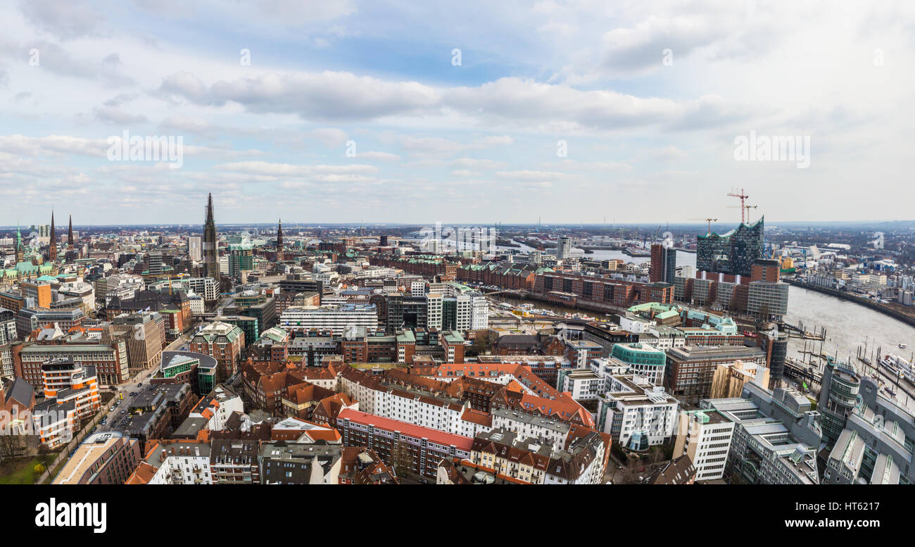 Luftaufnahme von der Metropolregion Hamburg, Deutschland - mit dem Blick auf die "Speicherstadt", Hafen, Elbe und einige Kirchen, Stadt, roedingsmarkt Stockfoto