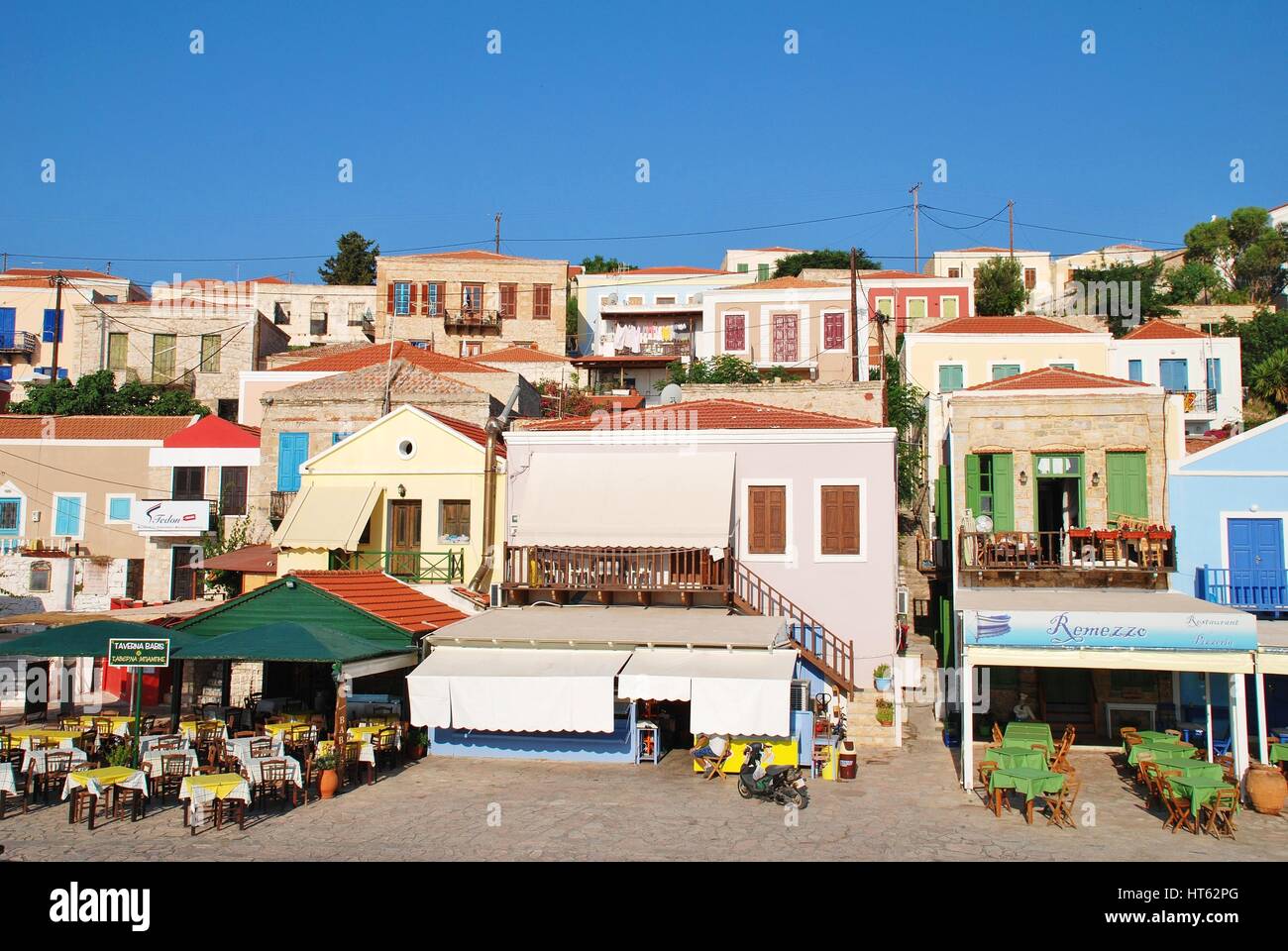 Tavernen und Geschäfte am Hafen auf Emborio auf der griechischen Insel Chalki. Stockfoto