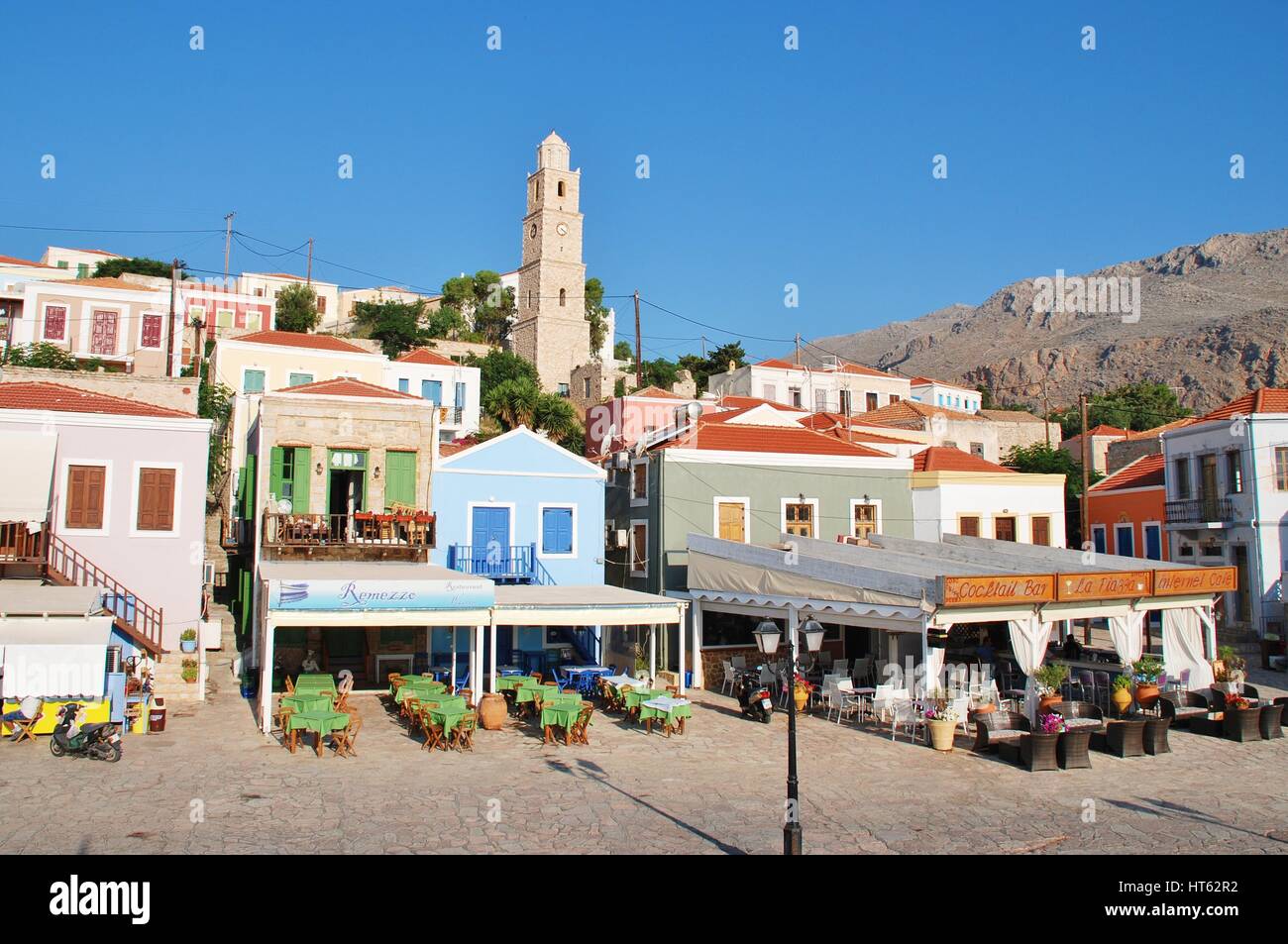 Tavernen und Geschäfte am Hafen auf Emborio auf der griechischen Insel Chalki. Stockfoto
