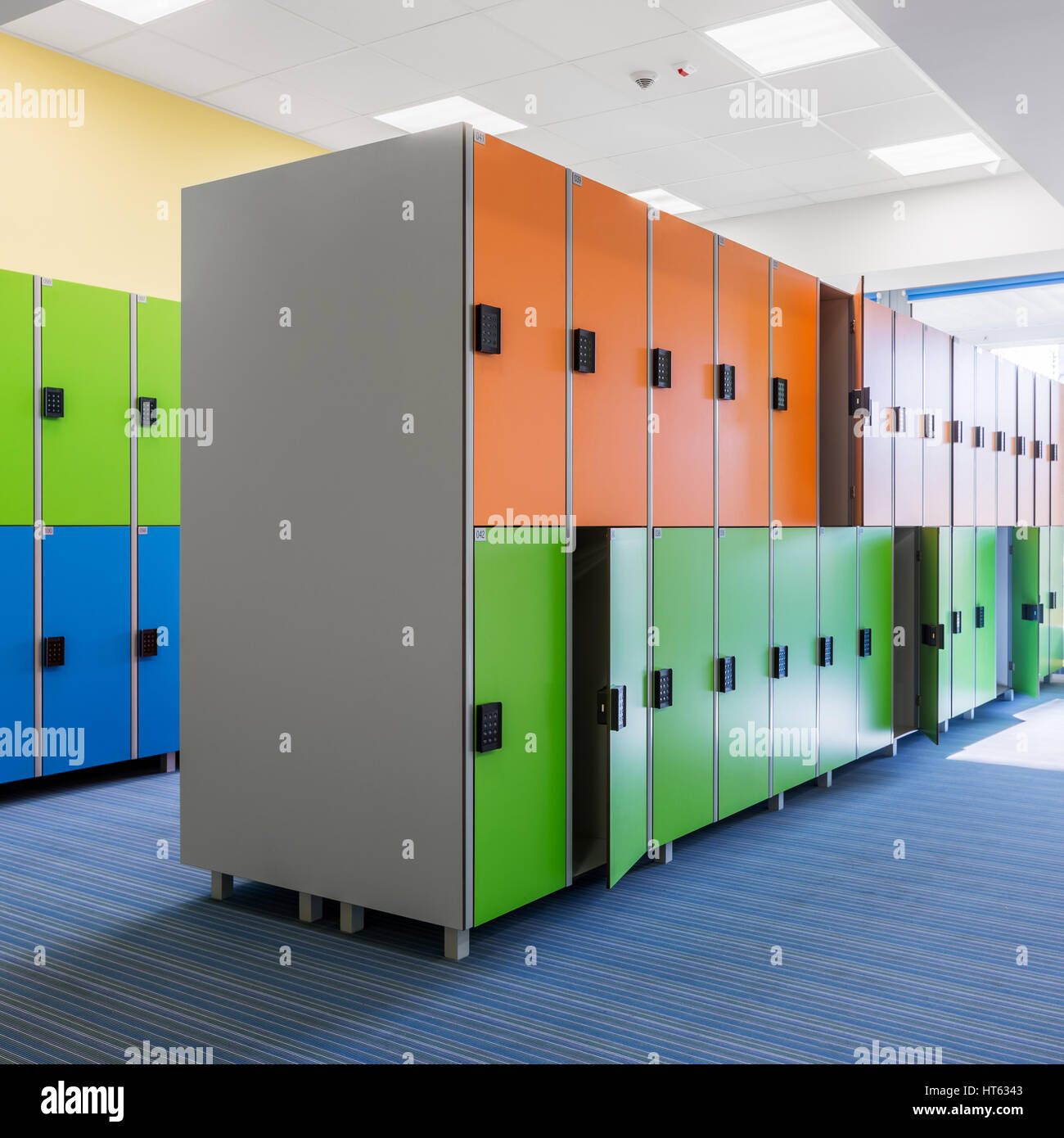 Funktionalen öffentlichen Innenraum mit bunten orange, grün und blau Schließfächer Stockfoto