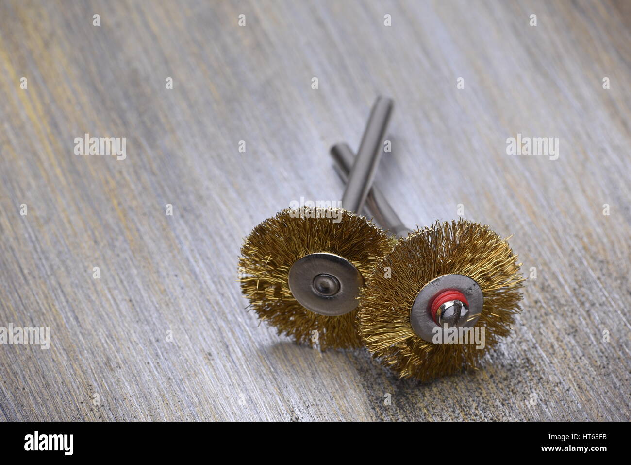 Stahldraht-Rad Bürsten für die Reinigung auf Metall Hintergrund mit selektiven Fokus Stockfoto