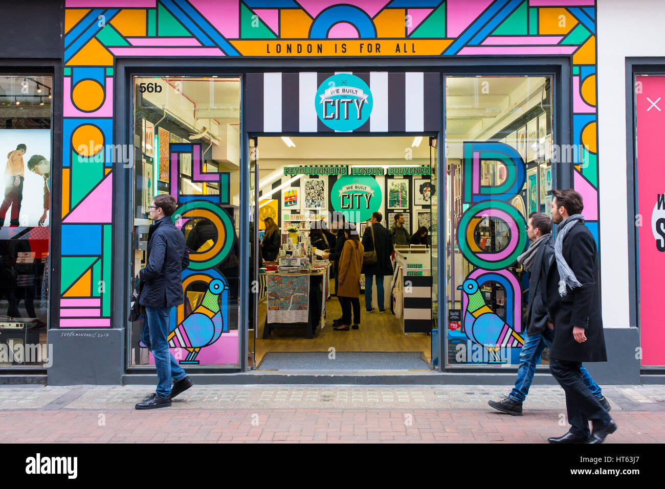 Wir bauten diese City Store auf Carnaby Street, London bietet Arbeiten von lokalen Künstlern, Illustratoren und Designer. Stockfoto