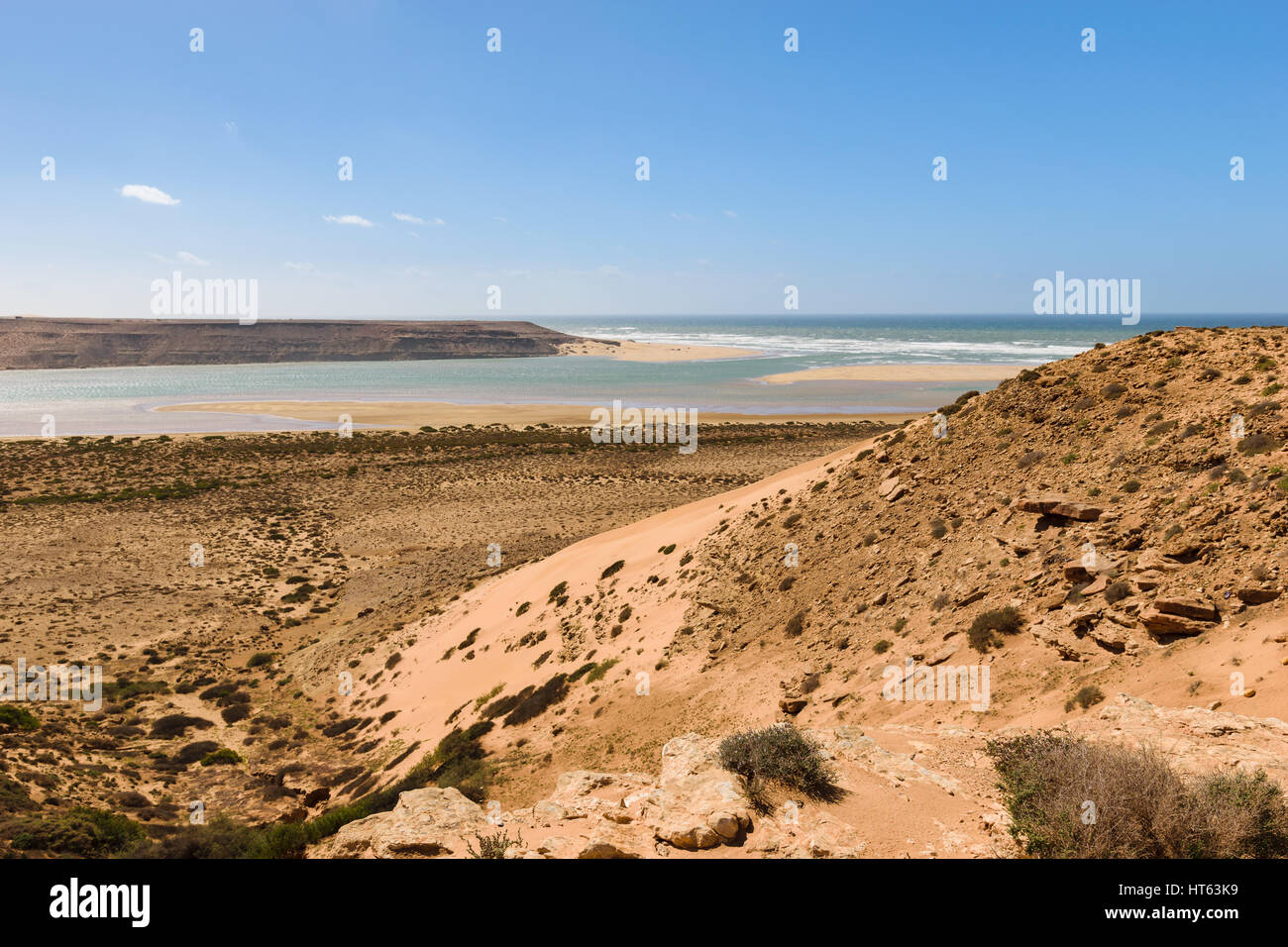 Bild von der Mündung des Wadi Draa fließt in den Atlantischen Ozean in Marokko. Stockfoto