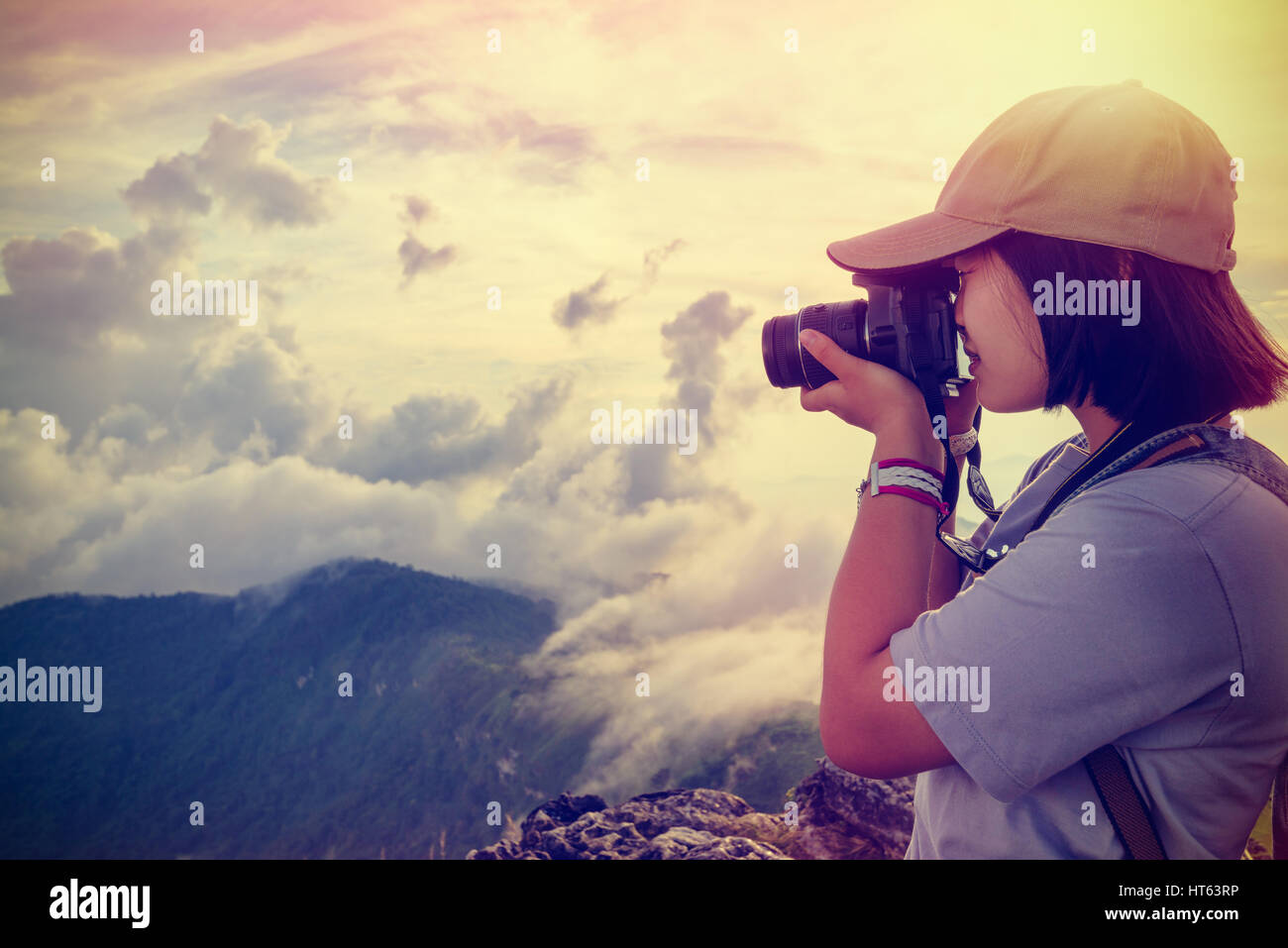 Vintage-Stil Wanderer asiatische Teens Mädchen mit Digitalkamera nehmen Foto schöne Landschaft Natur des Sierra und des Himmels während des Sonnenuntergangs am Berg Stockfoto