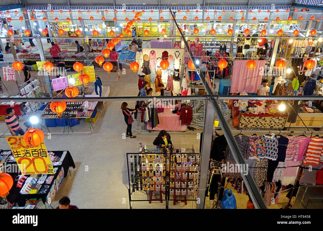 KAOHSIUNG, TAIWAN--20. November 2015: Anbieter verkaufen Kleidung und Mode-Accessoires auf dem neu eröffneten Jiangguo im Freiluftmarkt. Stockfoto
