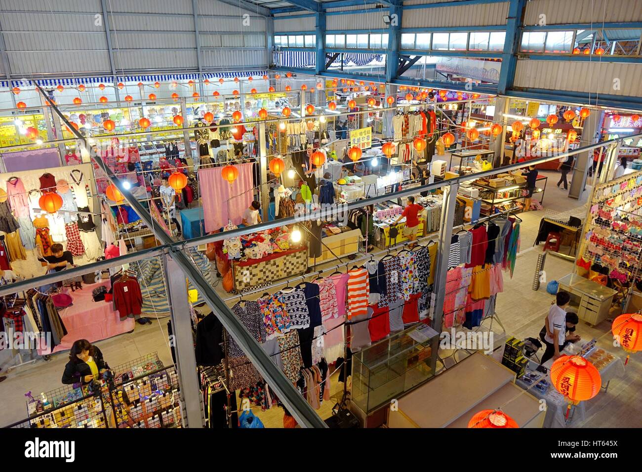 KAOHSIUNG, TAIWAN--20. November 2015: Anbieter verkaufen Kleidung und Mode-Accessoires auf dem neu eröffneten Jiangguo im Freiluftmarkt. Stockfoto