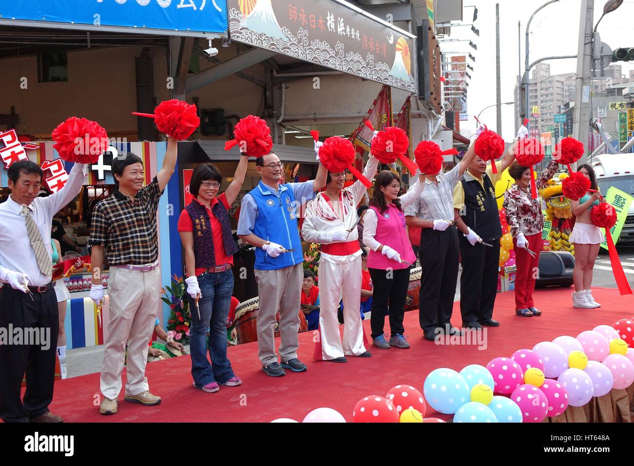 KAOHSIUNG, TAIWAN--20. November 2015: Lokalpolitiker und Geschäftsleute führen die Banddurchtrennungszeremonie bei der Eröffnung des Jiangguo im freien M Stockfoto