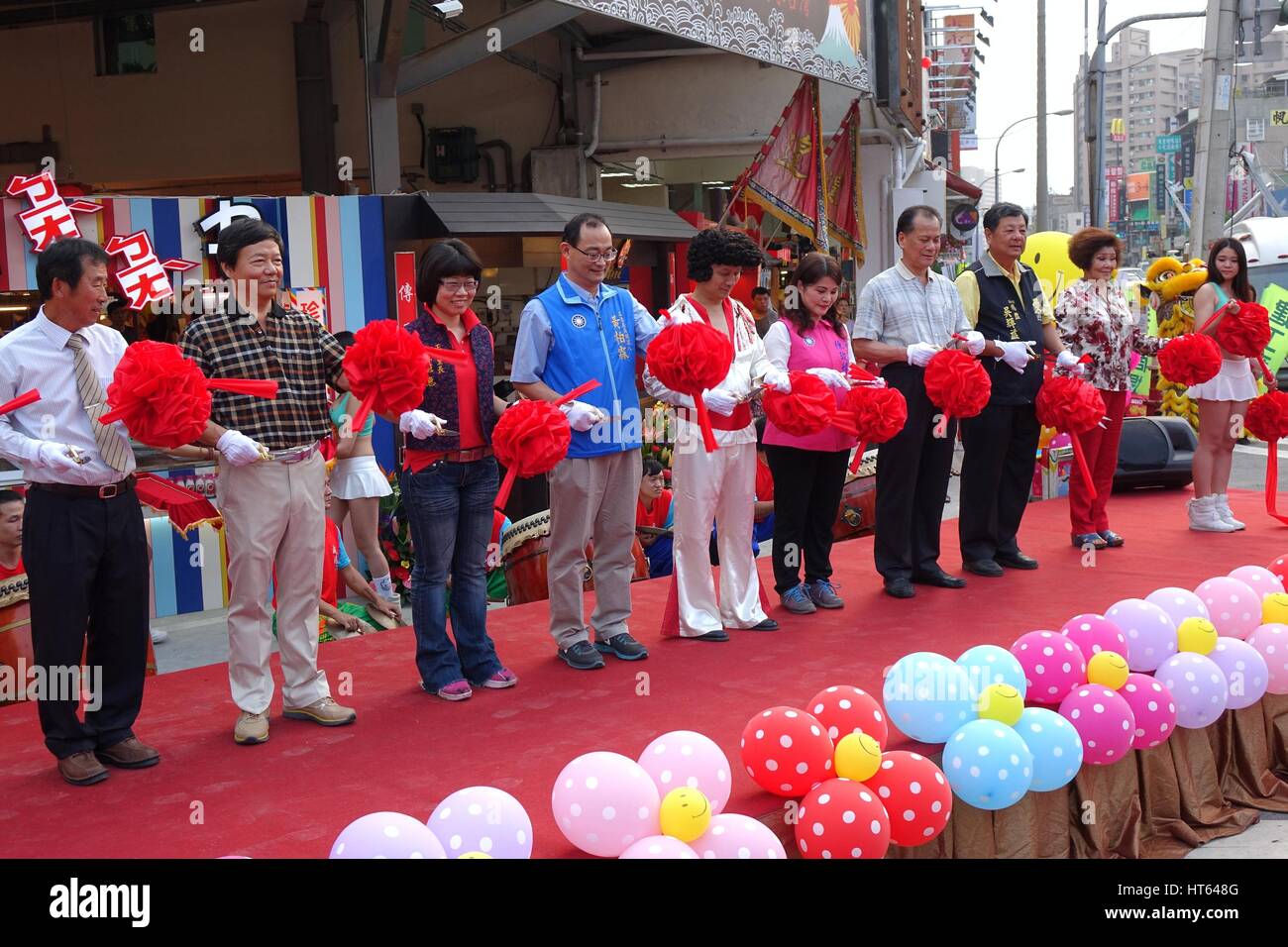 KAOHSIUNG, TAIWAN--20. November 2015: Lokalpolitiker und Geschäftsleute führen die Banddurchtrennungszeremonie bei der Eröffnung des Jiangguo im freien M Stockfoto