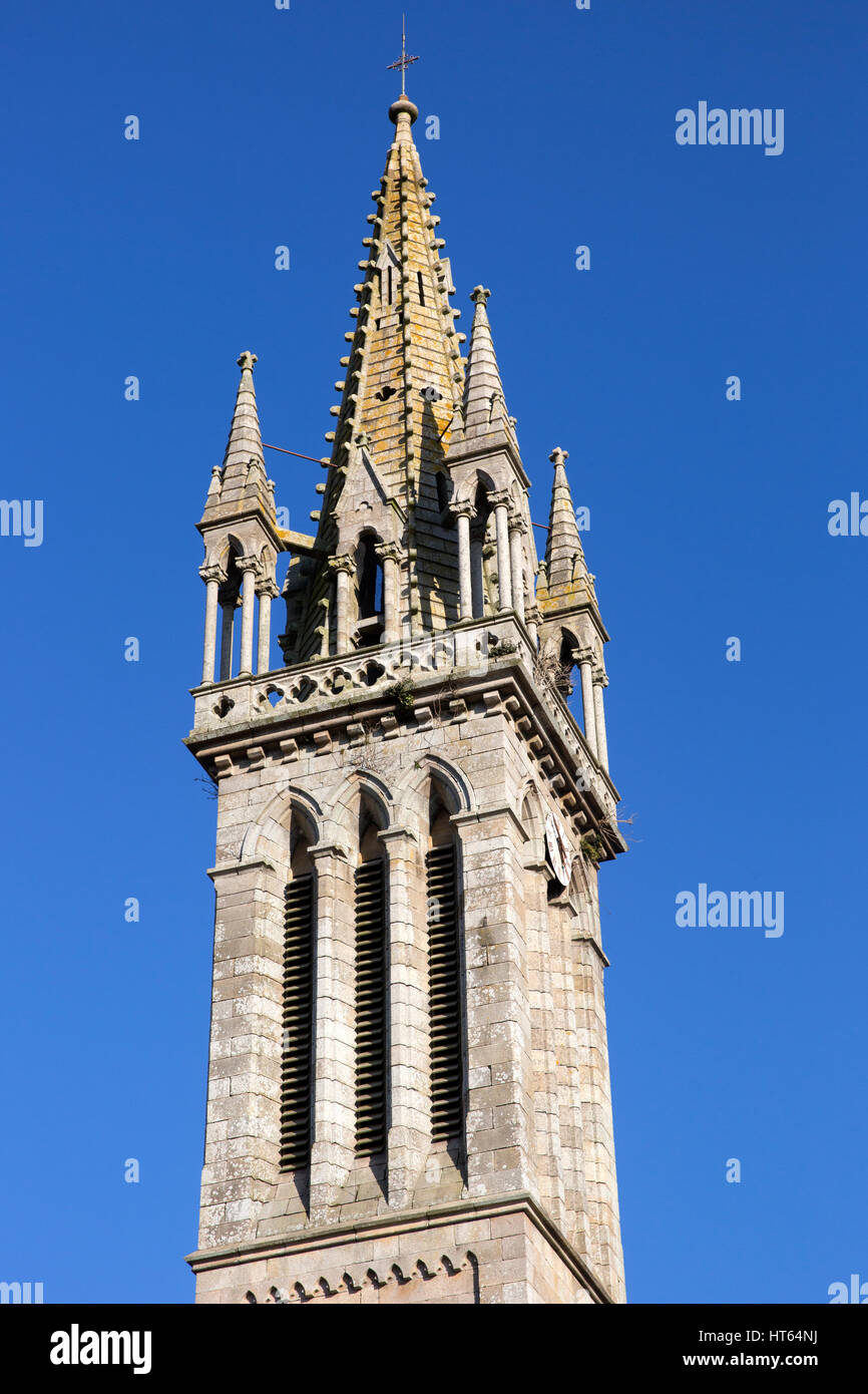 Die Notre-Dame-Kirche, erbaut zwischen 1869 und 1871 in Plouguiel, Frankreich.  Der Architekt war Alphonse Guepin und die Kirche wurde von Louis Kerguenou gebaut.  T Stockfoto