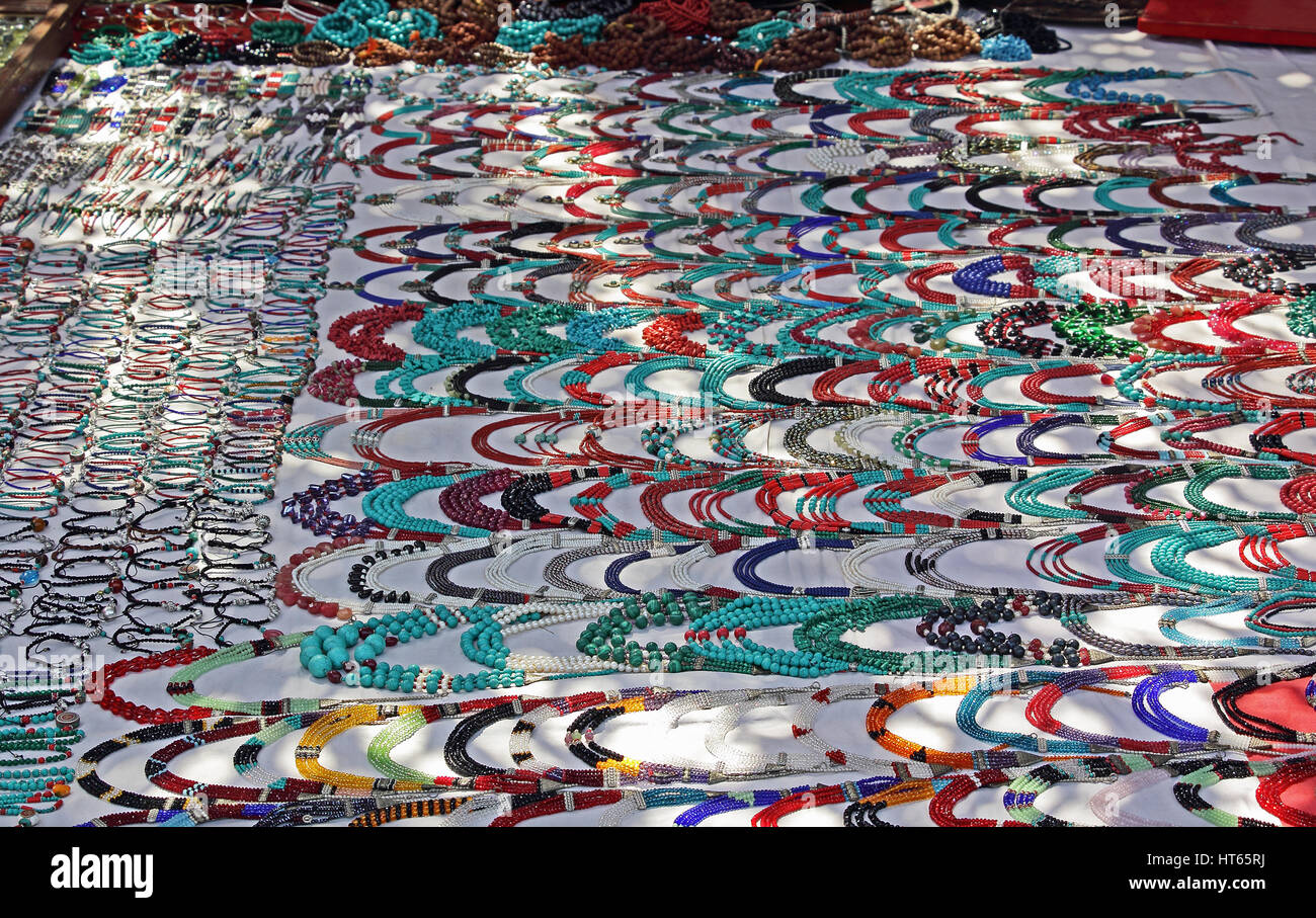 Handgefertigte Halsketten und anderes Zubehör angezeigt auf dem Mittwoch-Flohmarkt in Anjuna Strand in Goa, Indien Stockfoto