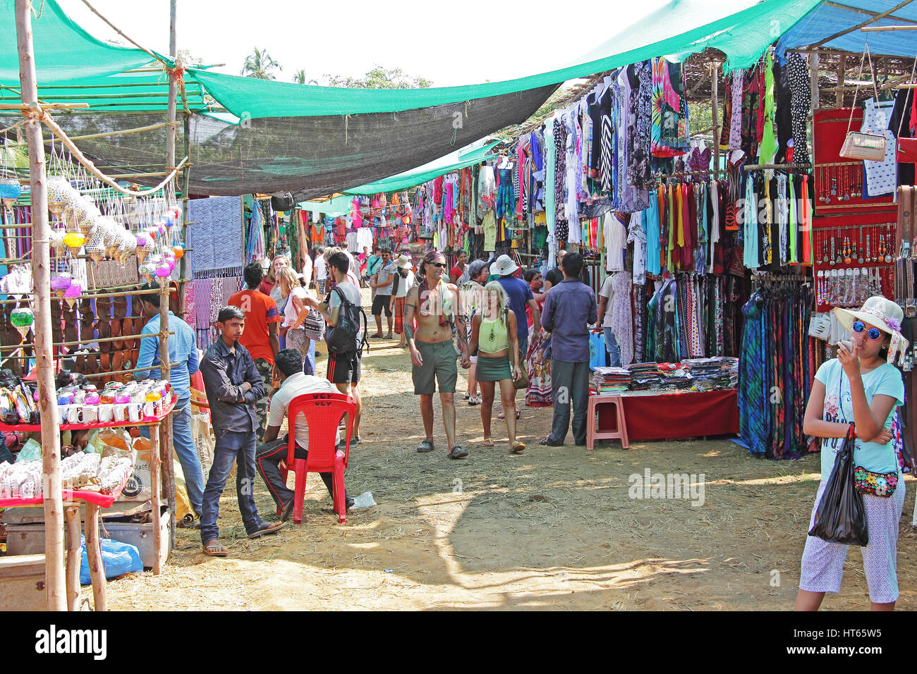 Geschäfte, Lieferanten und Kunden auf dem Mittwoch-Flohmarkt von Sorten von trendigen und Fashinalble waren in Anjuna Beach, Goa, Indien Stockfoto