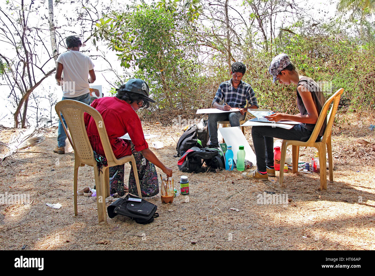 Gruppe von jungen malen Künstler malt Bilder an einem schönen Strand Seite Garten nahe Siridao Strand in Goa, Indien. Stockfoto