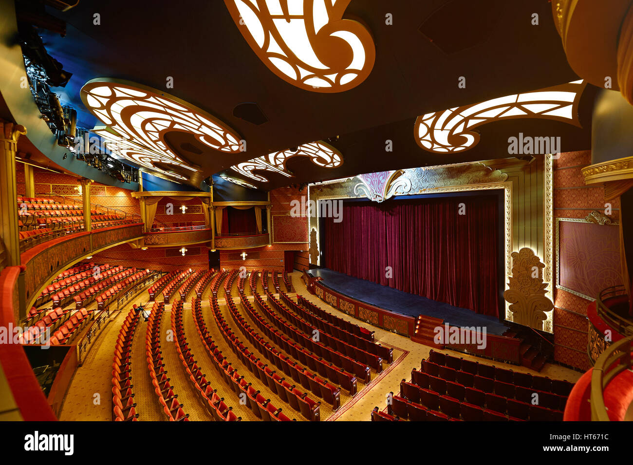 Orlando, USA - 27. April 2015: Theater im Schiff von Disney Cruise Line. Innere des modernen bunten theater Stockfoto