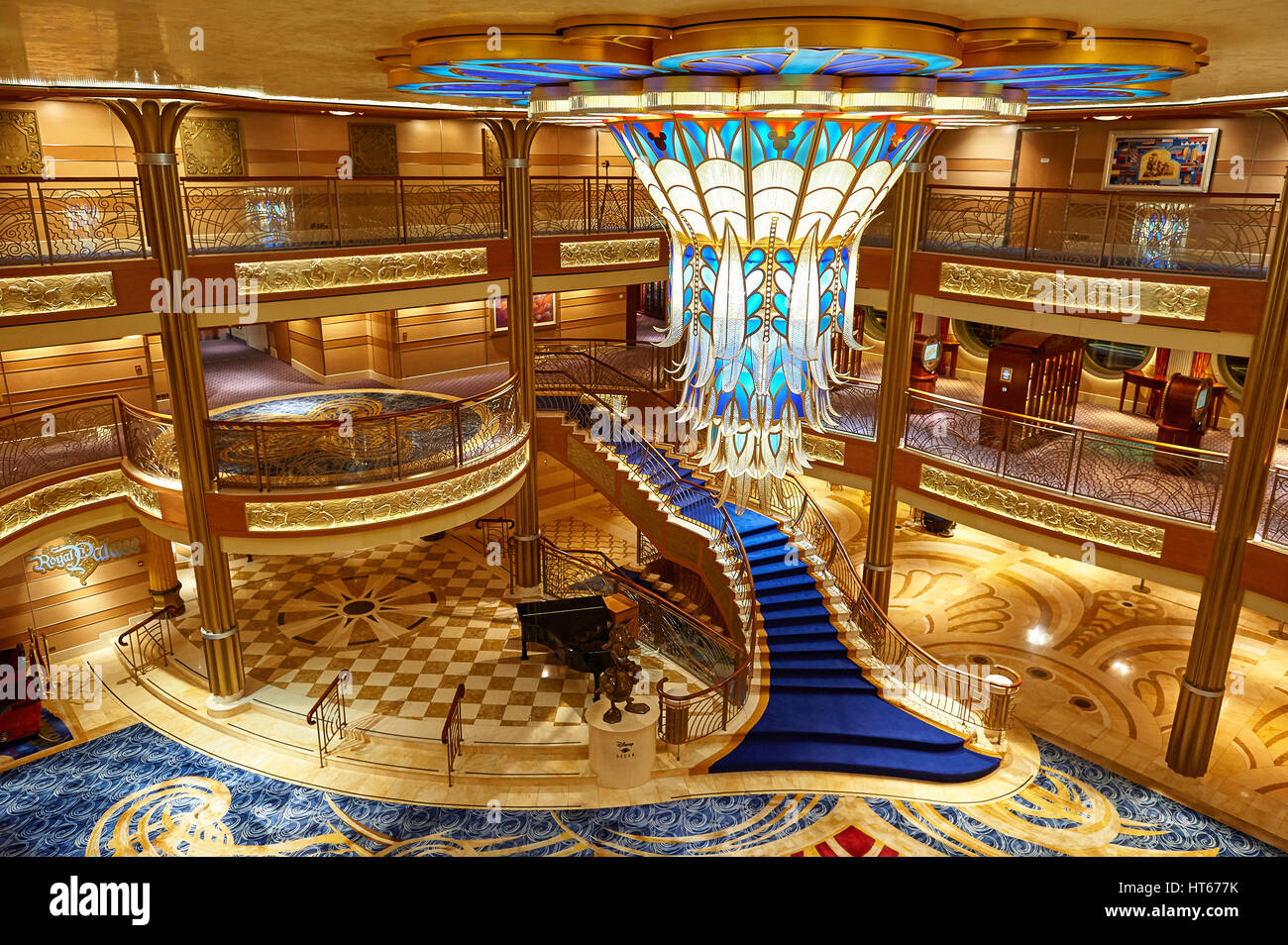 Orlando, USA - 24. August 2014: Haupt-Lobby in Disney Kreuzfahrtschiff. Leere Treppe auf Disney Dream Kreuzfahrtschiff Stockfoto