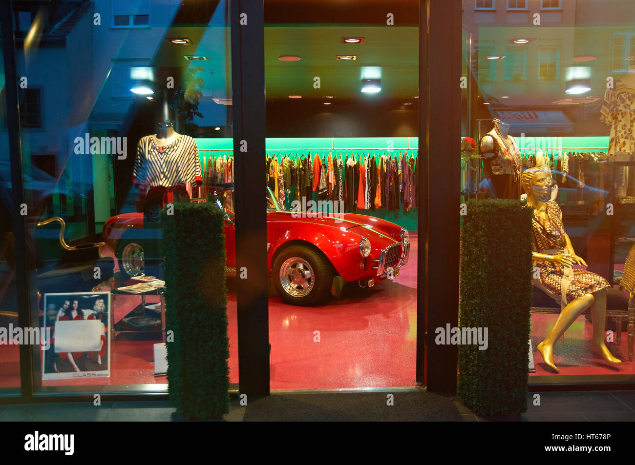 Minsk, Belarus - 21. Mai 2011: Luxus Kleid Shop-Eingang mit Retro-rotes Auto Stil im Inneren Stockfoto