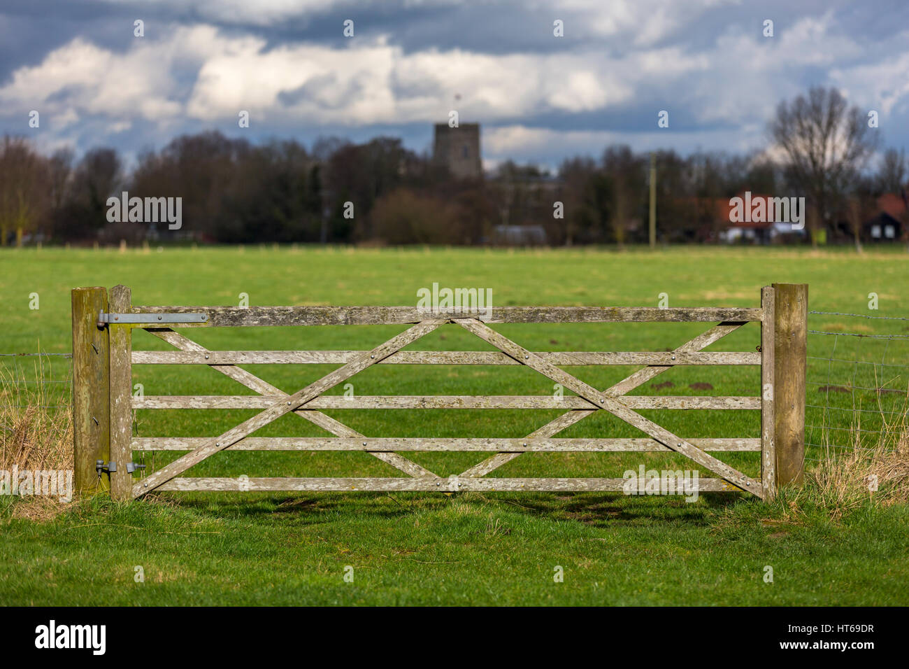 Ein 5-bar-Tor in einem Feld, Mendham, Suffolk. Stockfoto