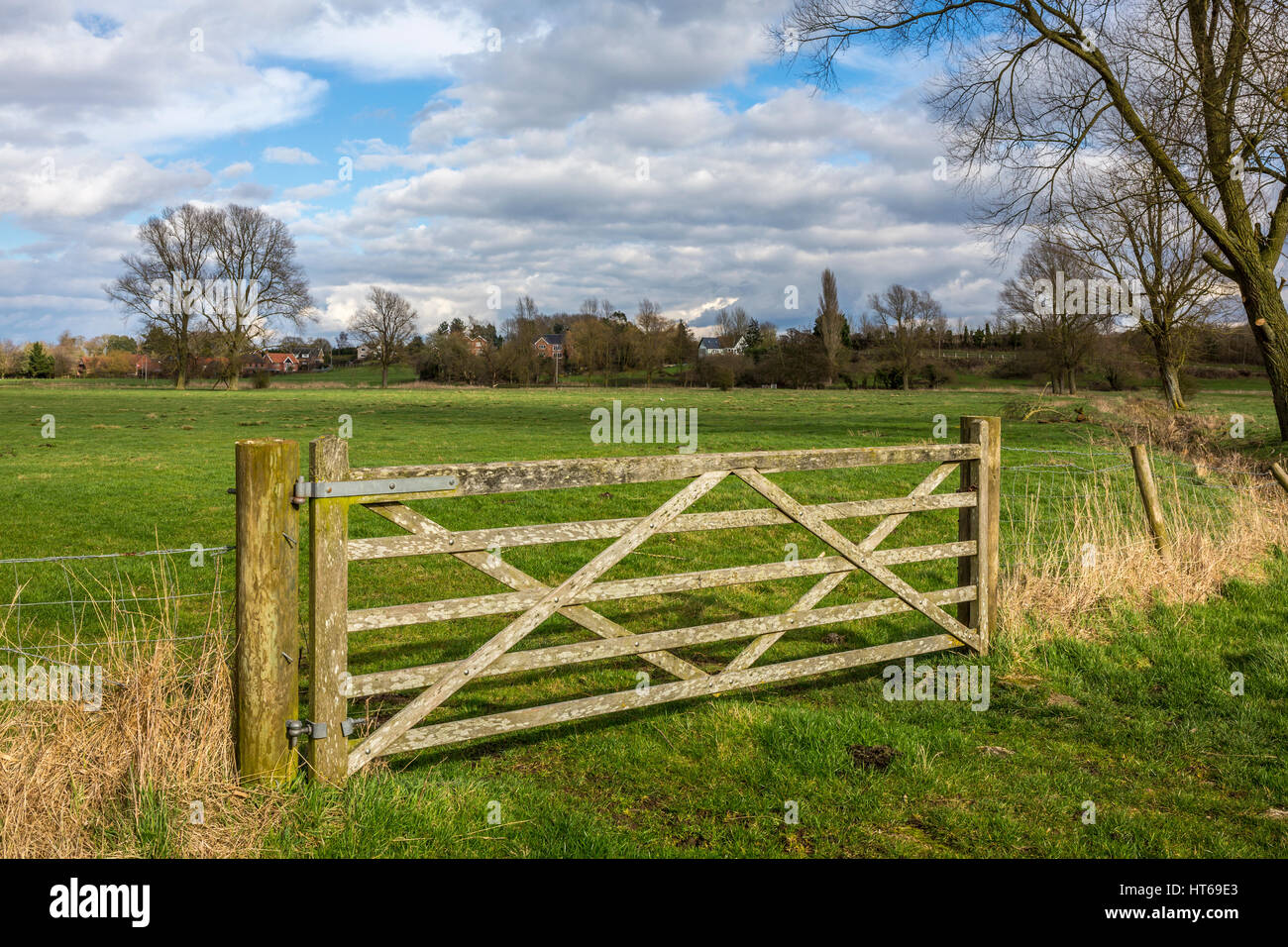 Ein 5-bar-Tor in einem Feld, Mendham, Suffolk. Stockfoto