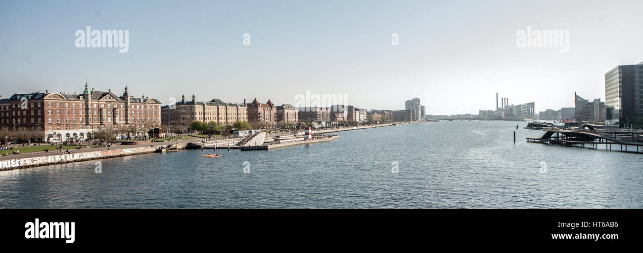 Das Hafen-Bad auf Islands Brygge hat insgesamt 5 Pools und eine Kapazität für 600 Personen. Das Projekt wurde im Jahr 2003 von JDS Architects und Bjark abgeschlossen. Stockfoto