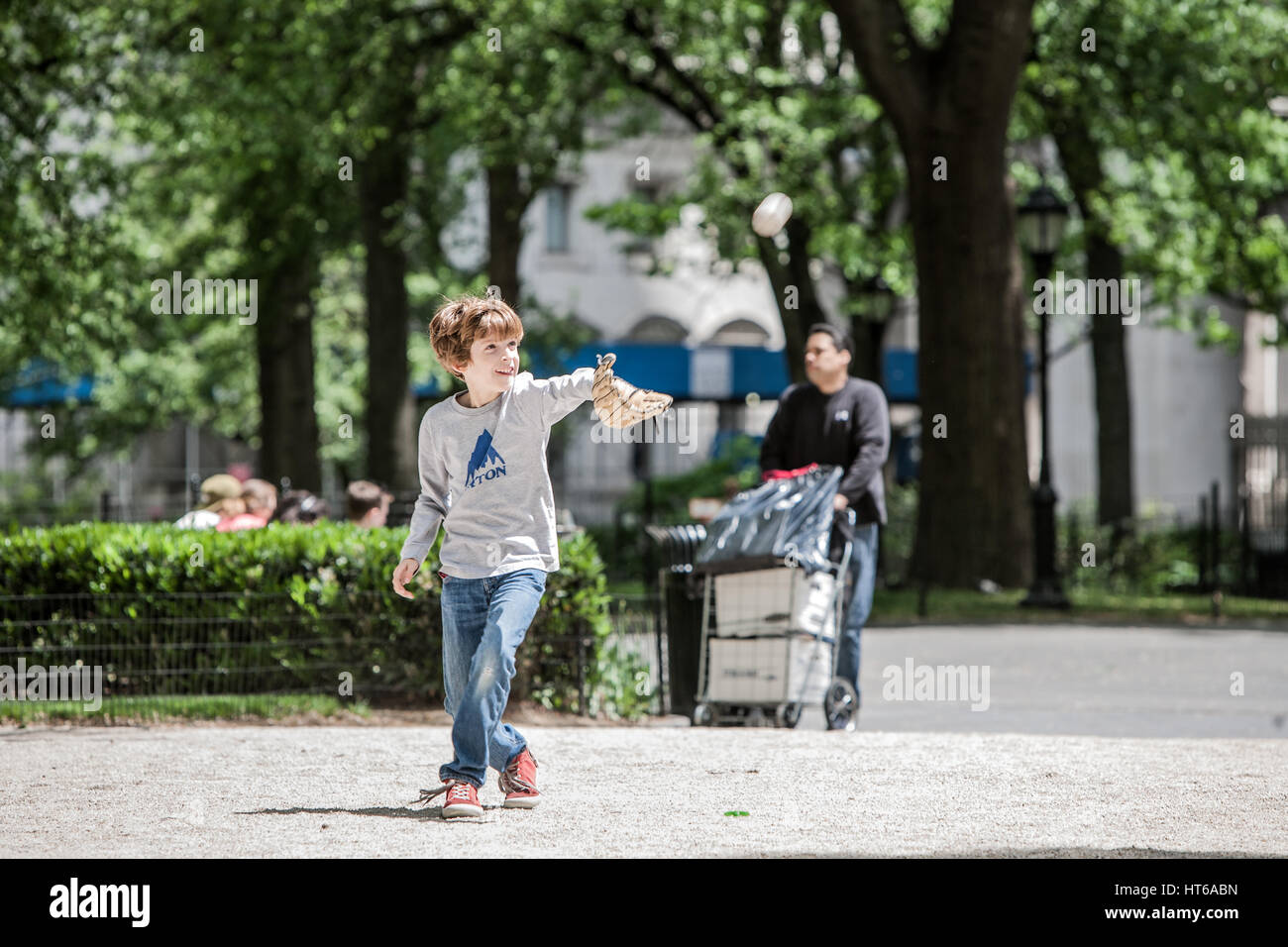 Ein Junge spielt Baseball in einem Park irgendwo in New York, Vereinigte Staaten von Amerika in Amerika. Stockfoto