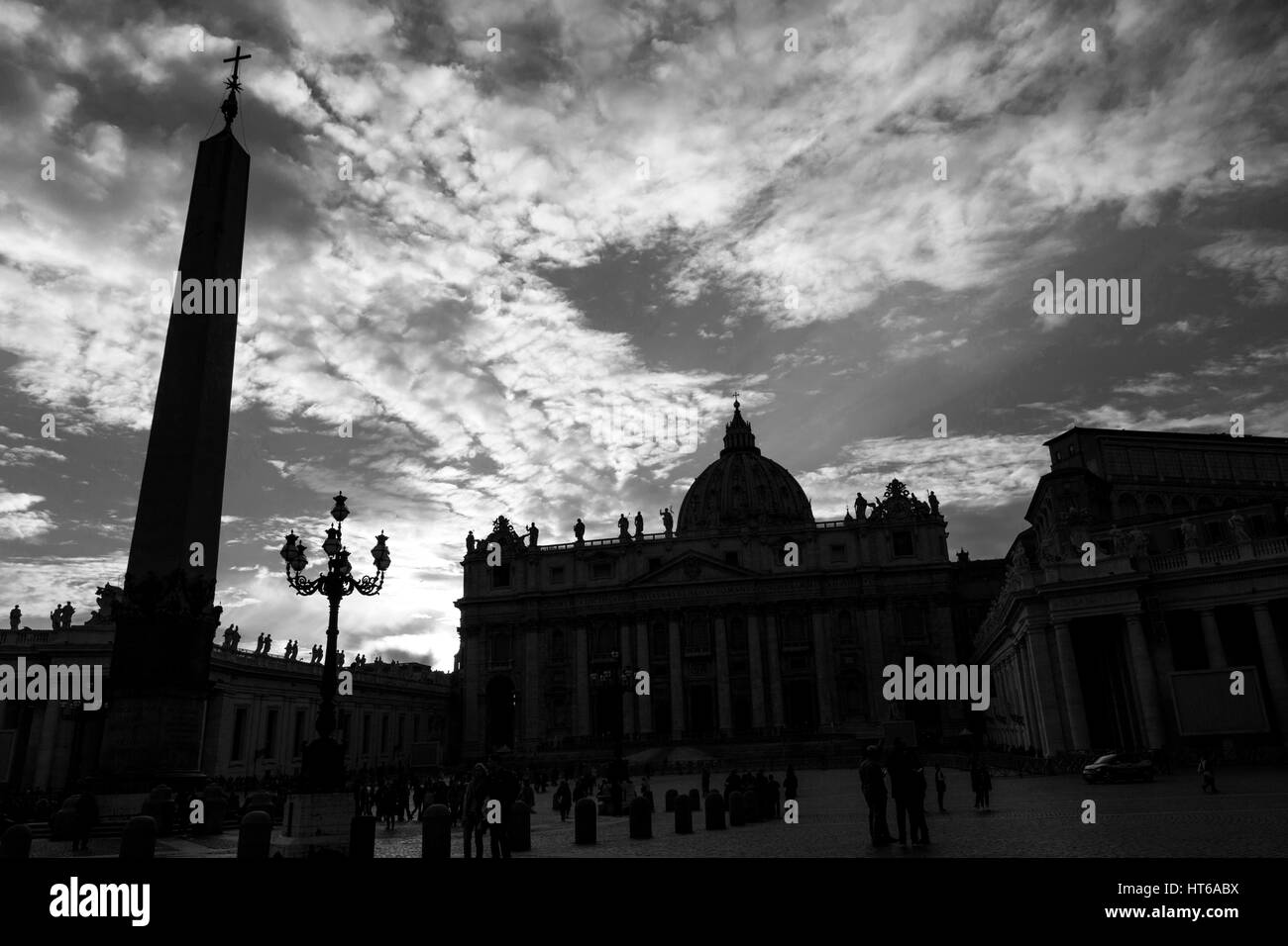 Sankt Peter Platz, Vatikanstadt, Silhouette gegen ein bewölkter Himmel Stockfoto