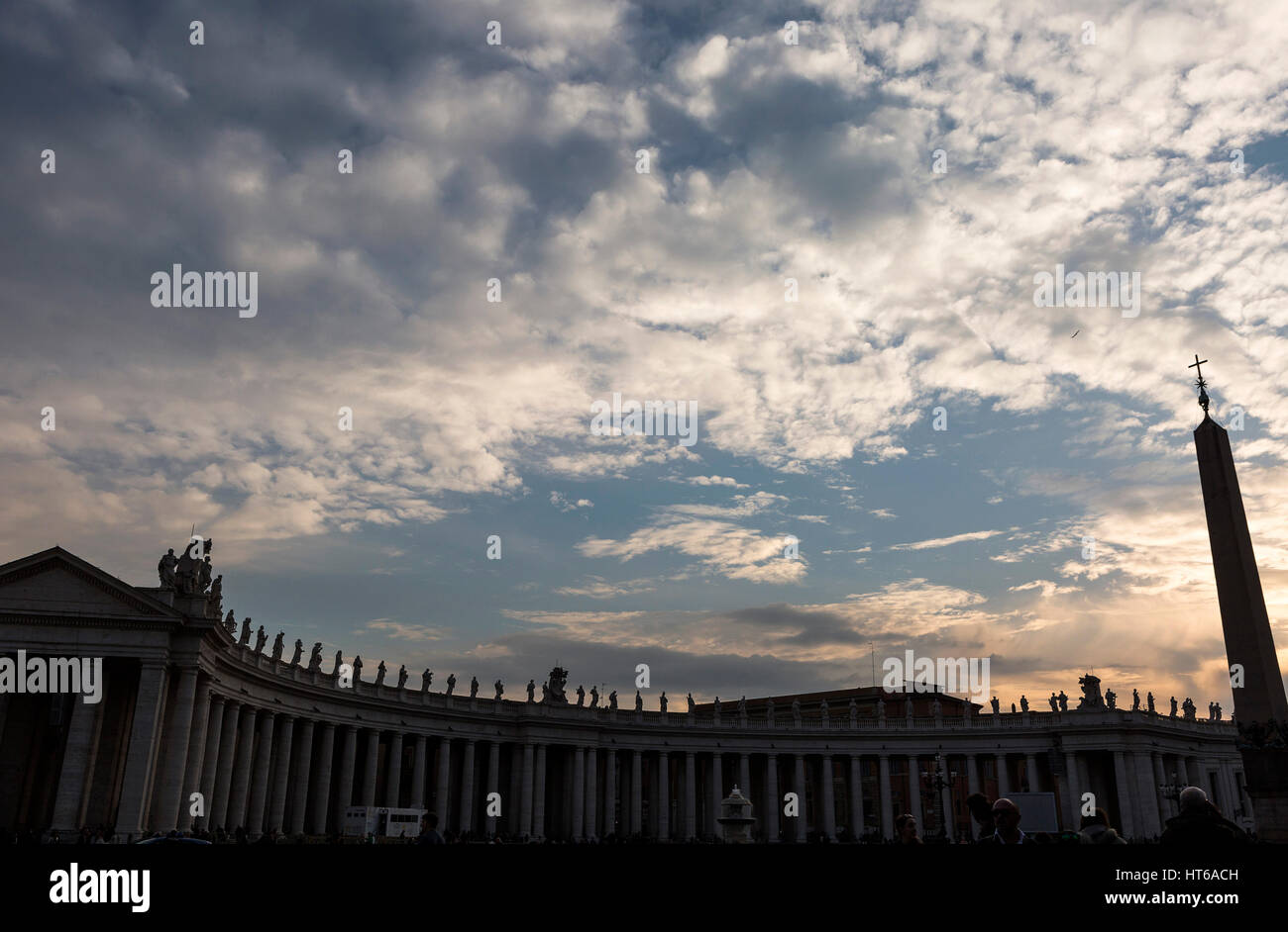 Sankt Peter Platz, Vatikanstadt, Silhouette gegen ein bewölkter Himmel Stockfoto