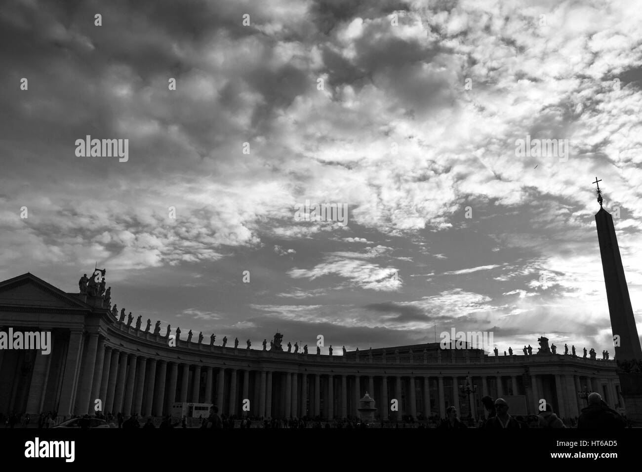 Sankt Peter Platz, Vatikanstadt, Silhouette gegen ein bewölkter Himmel Stockfoto