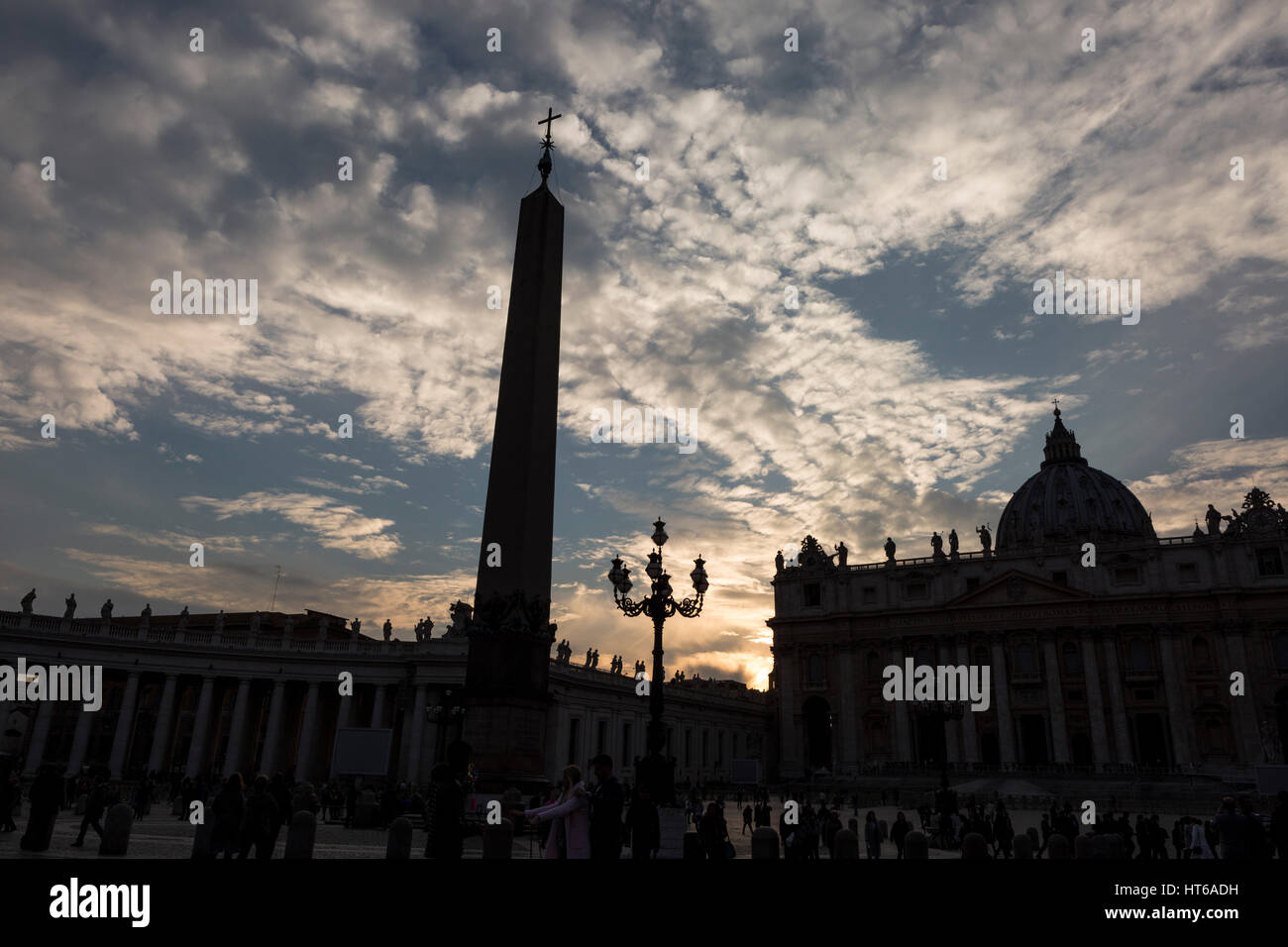 Sankt Peter Platz, Vatikanstadt, Silhouette gegen ein bewölkter Himmel Stockfoto