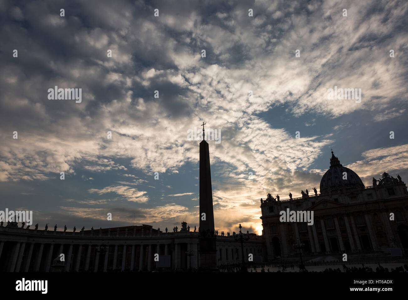 Sankt Peter Platz, Vatikanstadt, Silhouette gegen ein bewölkter Himmel Stockfoto