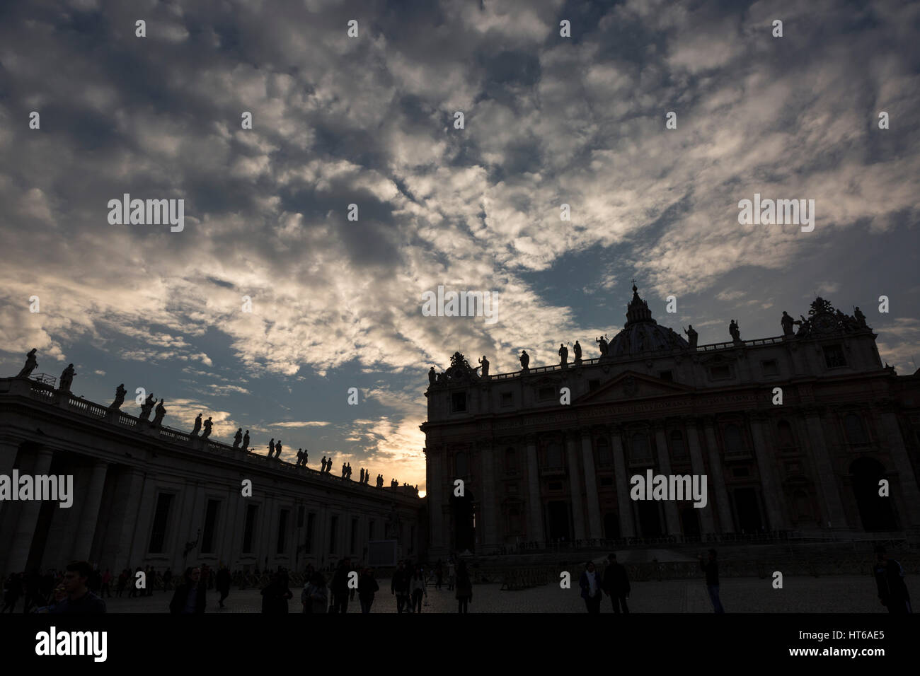 Sankt Peter Platz, Vatikanstadt, Silhouette gegen ein bewölkter Himmel Stockfoto