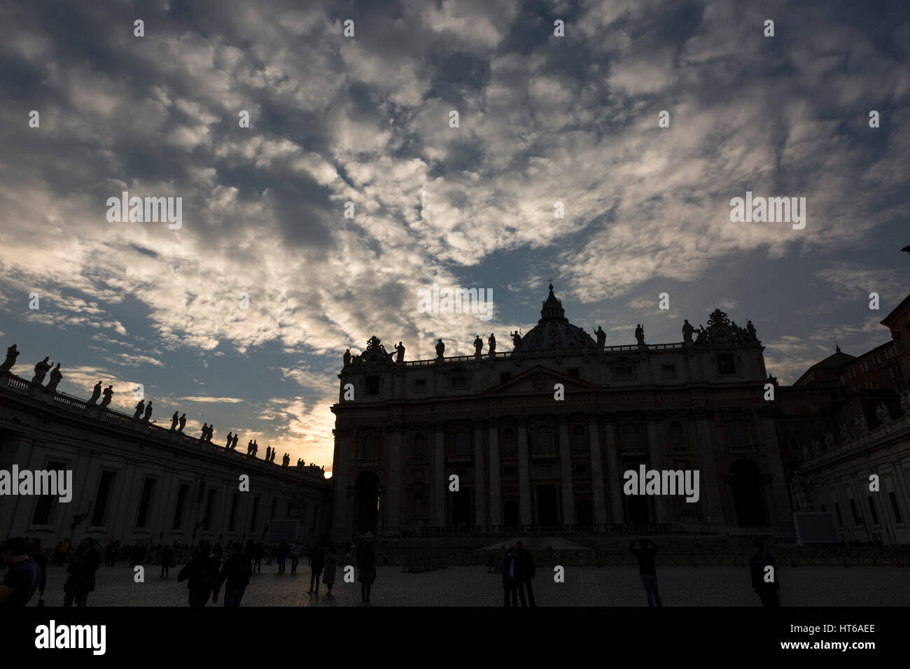 Sankt Peter Platz, Vatikanstadt, Silhouette gegen ein bewölkter Himmel Stockfoto