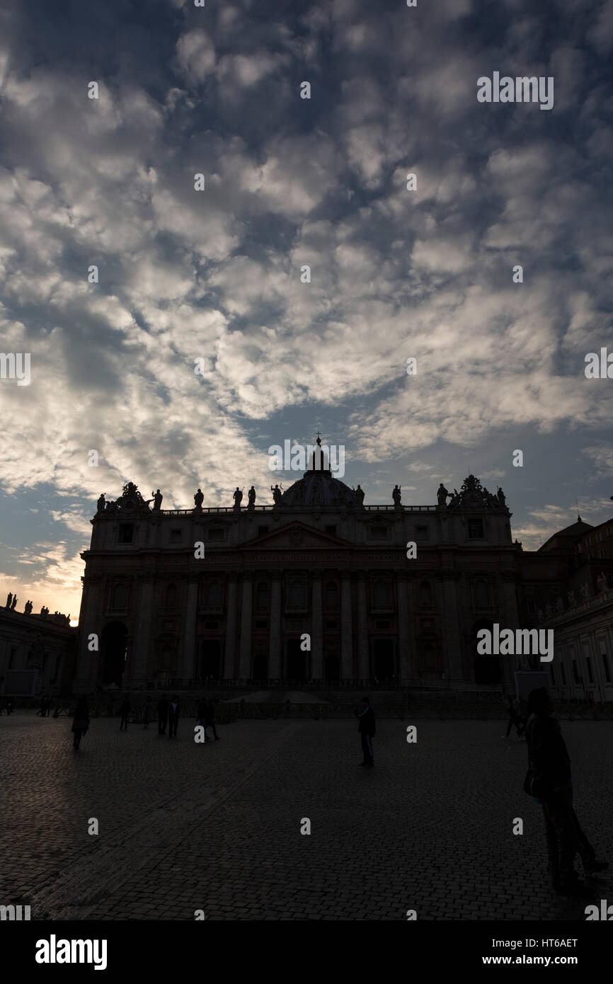 Sankt Peter Platz, Vatikanstadt, Silhouette gegen ein bewölkter Himmel Stockfoto