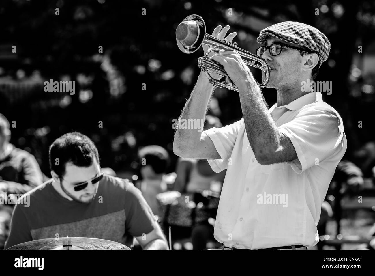 Ein Straßenmusikant spielt die Trompete mitten in einer Fußgängerzone in New York, Vereinigte Staaten von Amerika. Stockfoto