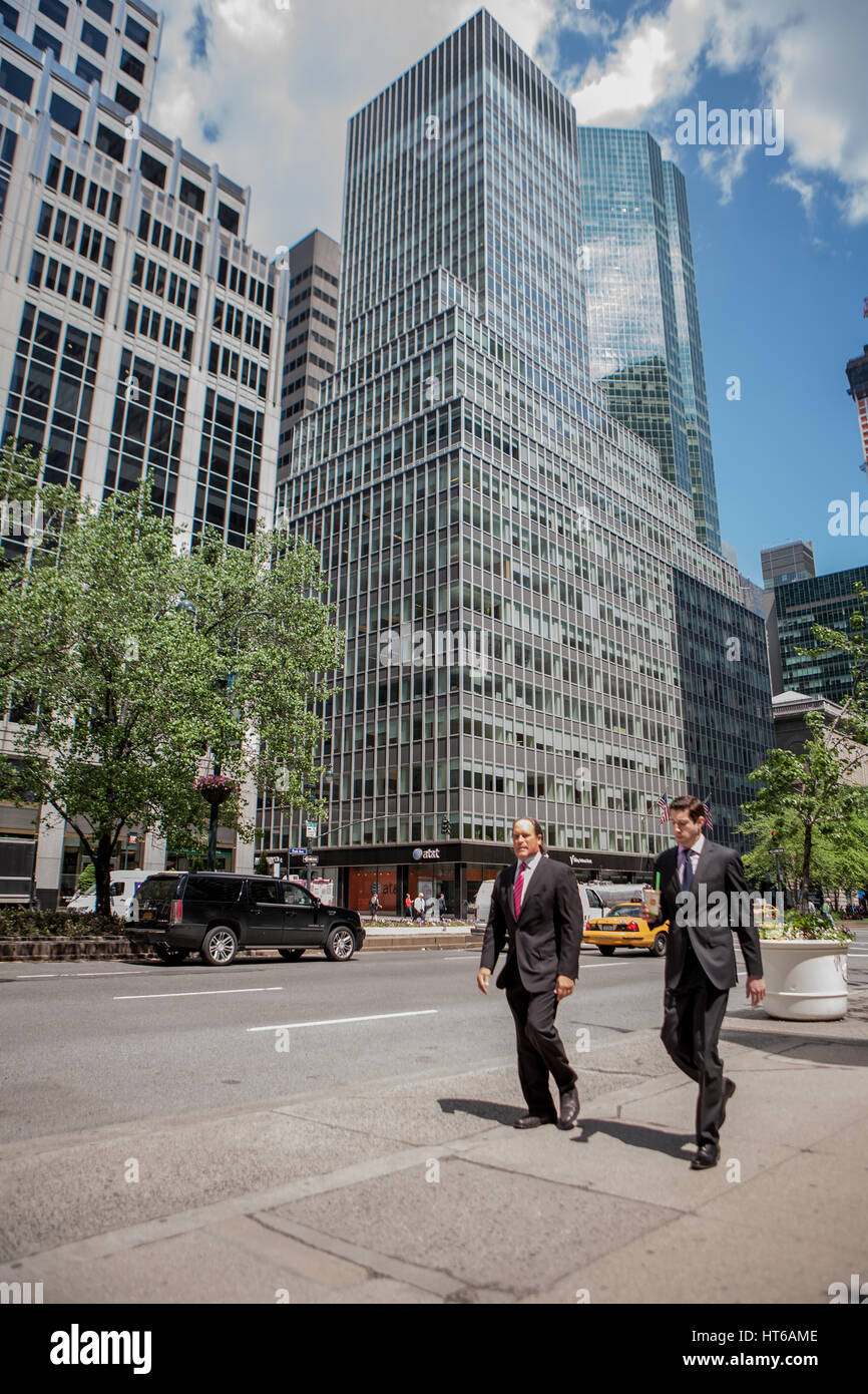 Zwei Geschäftsleute gehen auf der Straße in New York City, Vereinigte Staaten von Amerika. Stockfoto