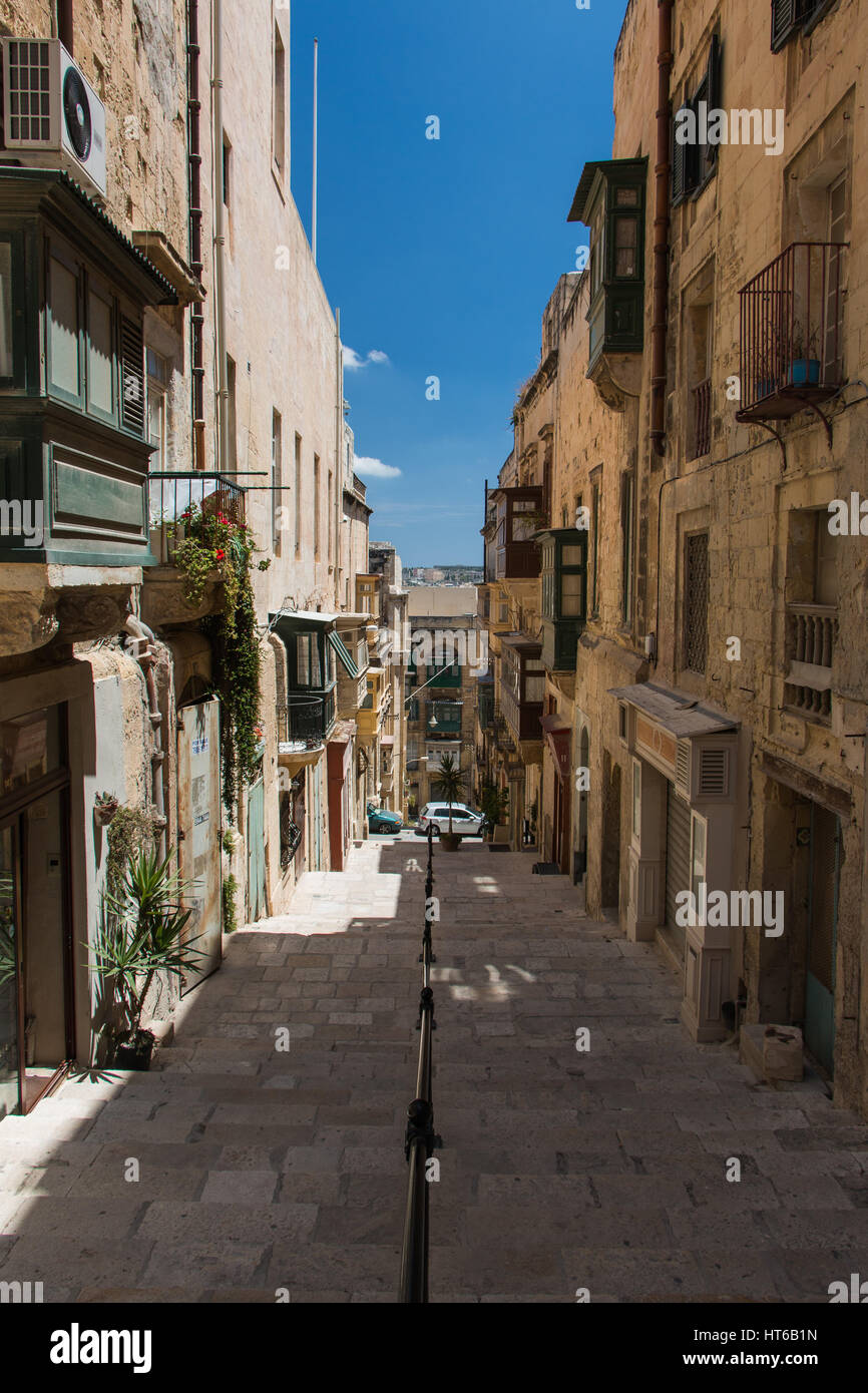 Schritte auf einer schmalen Straße in Valletta, Malta Stockfotografie