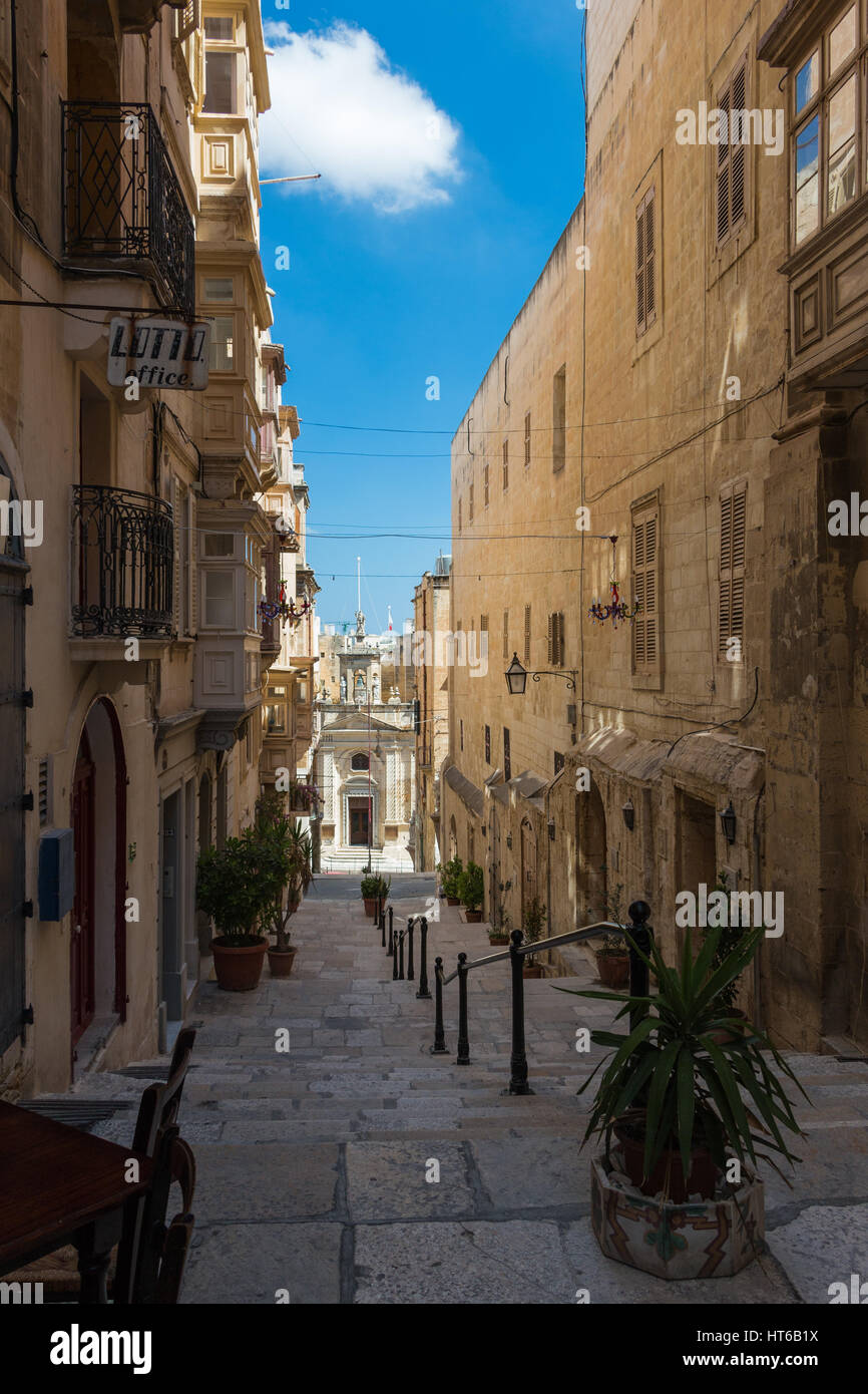 Schritte auf einer schmalen Straße in Valletta, Malta Stockfoto