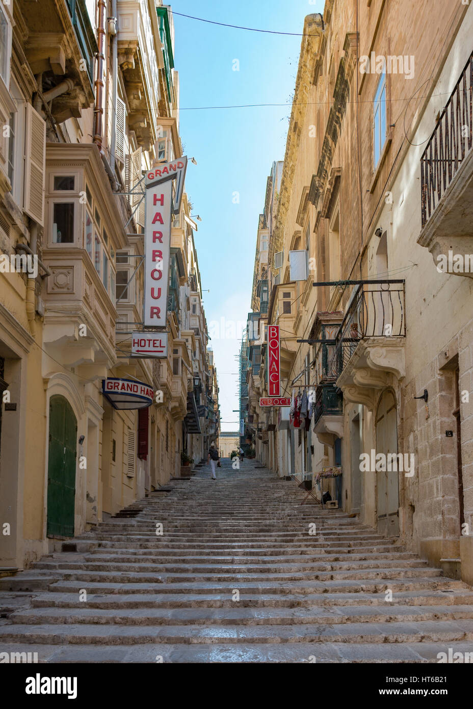 Schritte in einer engen Straße in Valletta, Malta Stockfoto