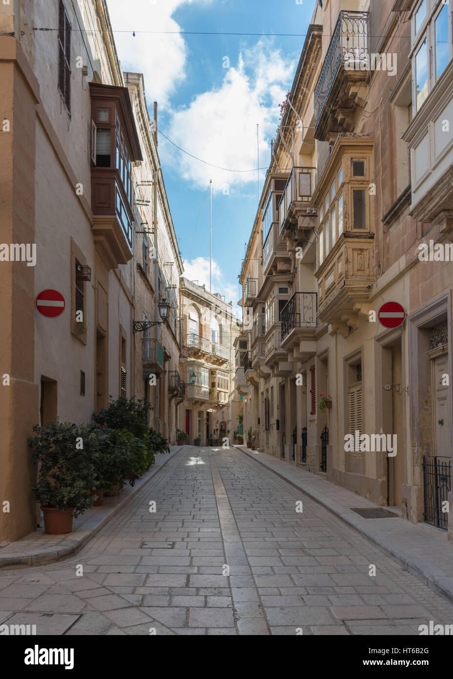 Eine leere Gasse in Birgu, Malta Stockfoto