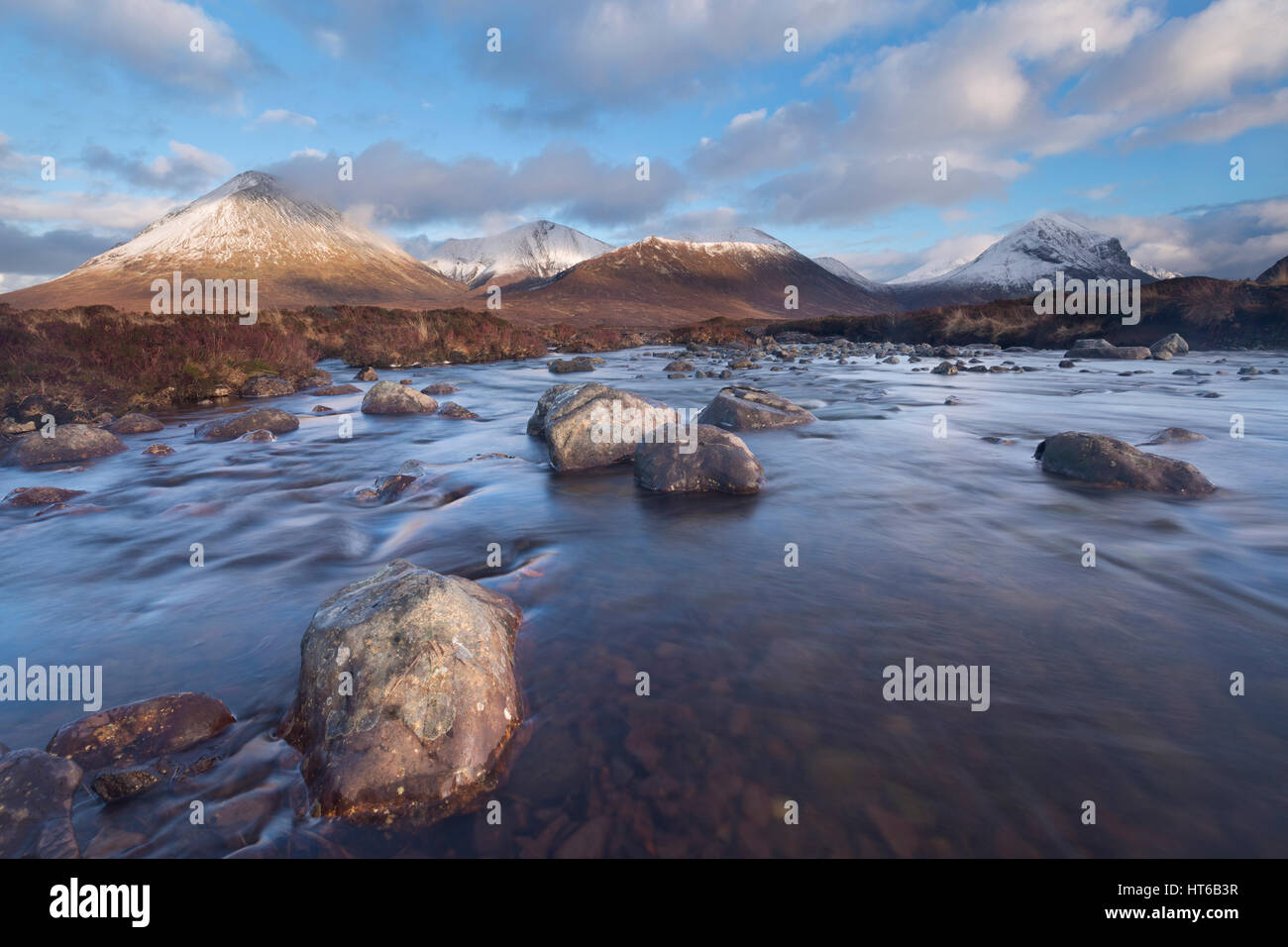 Blick vom Allt Dearg Mor-Fluss in Richtung Glamaig Berg, Isle Of Skye Stockfoto