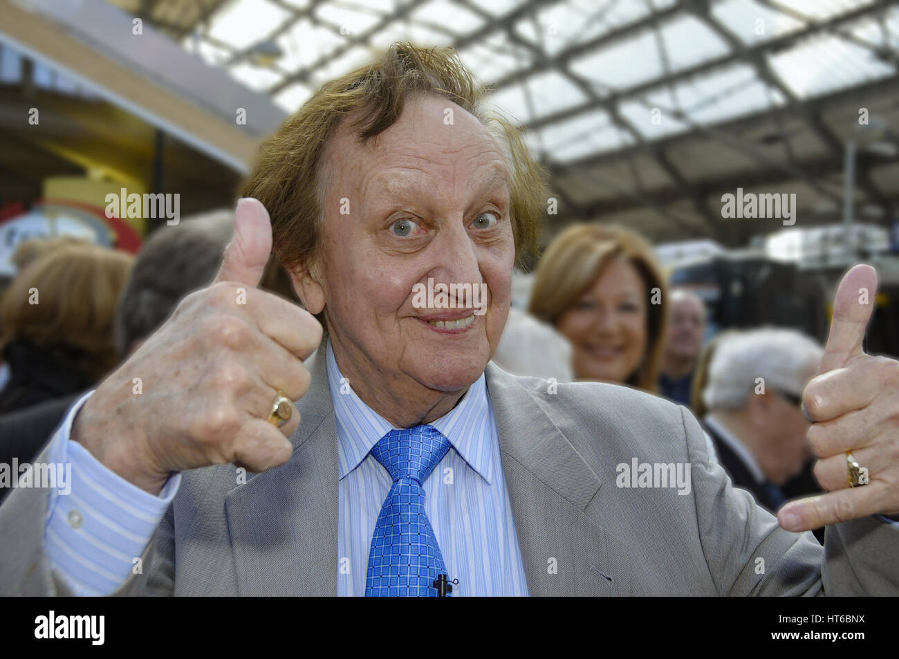 Ken Dodd Komiker. März 2017 zum Ritter geschlagen. Sir Ken Dodd. Stockfoto