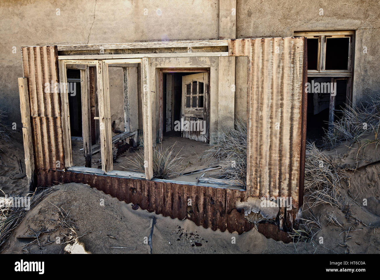 Sand einzugreifen und Blockierung der Tür zum Plumpsklo in Kolmanskop in der Nähe von Lüderitz Stockfoto