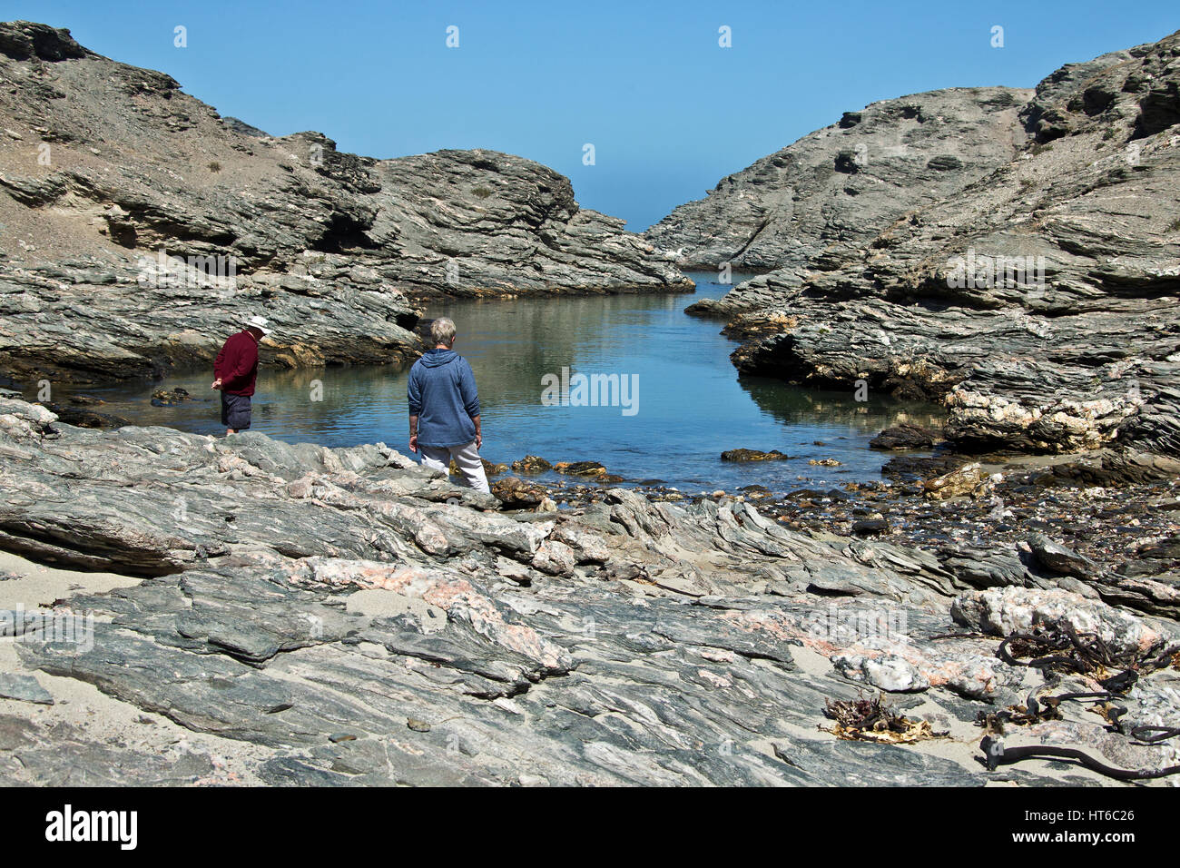 Touristen erkunden die felsige Bucht am Fjord auf Diaz Point in der Nähe von Lüderitz Stockfoto